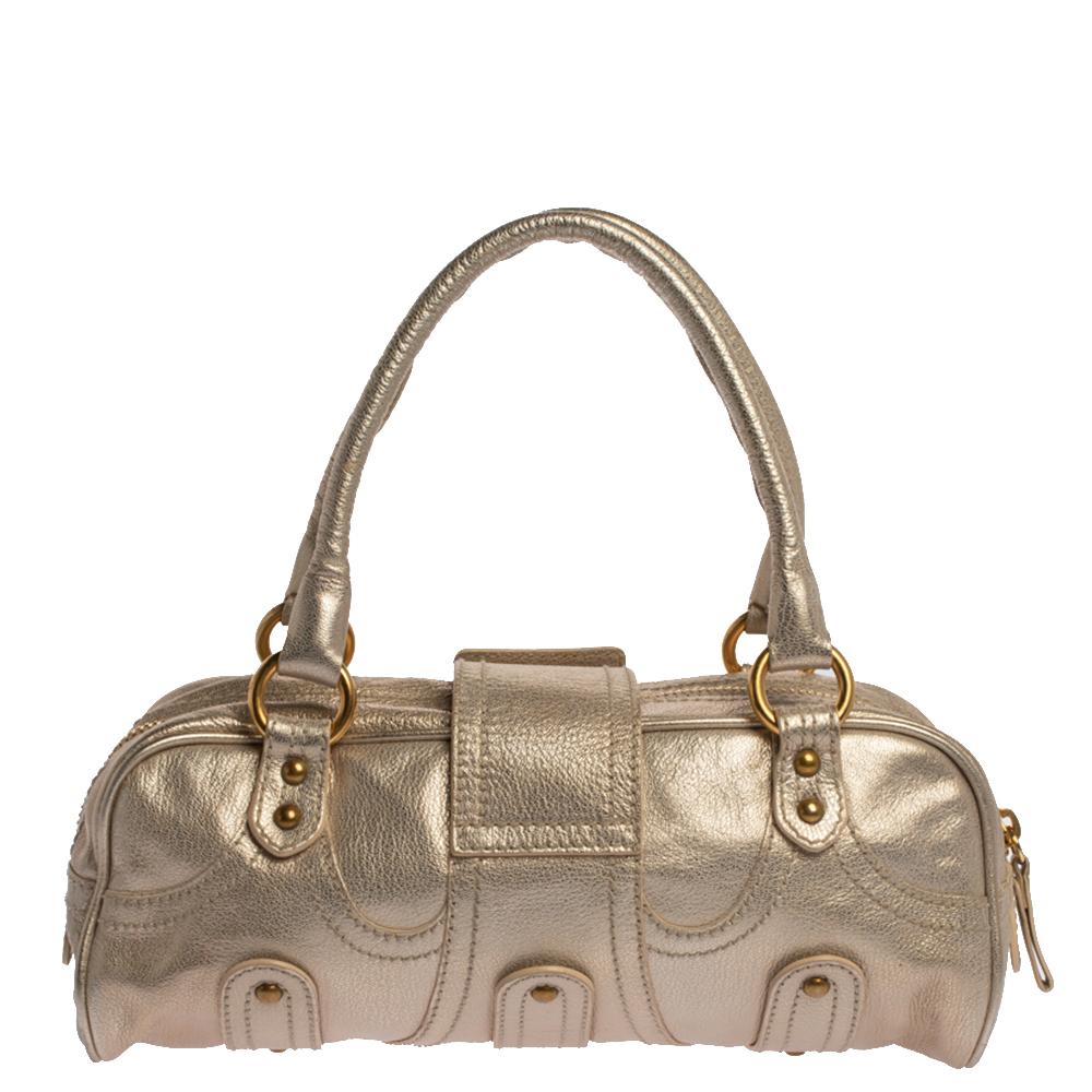 Carry this embellished VLogo satchel from the house of Valentino to instantly uplift your look. This leather bag is fashionable. Lined with canvas, it will smoothly last you season after season. A piece like this light gold creation will be your