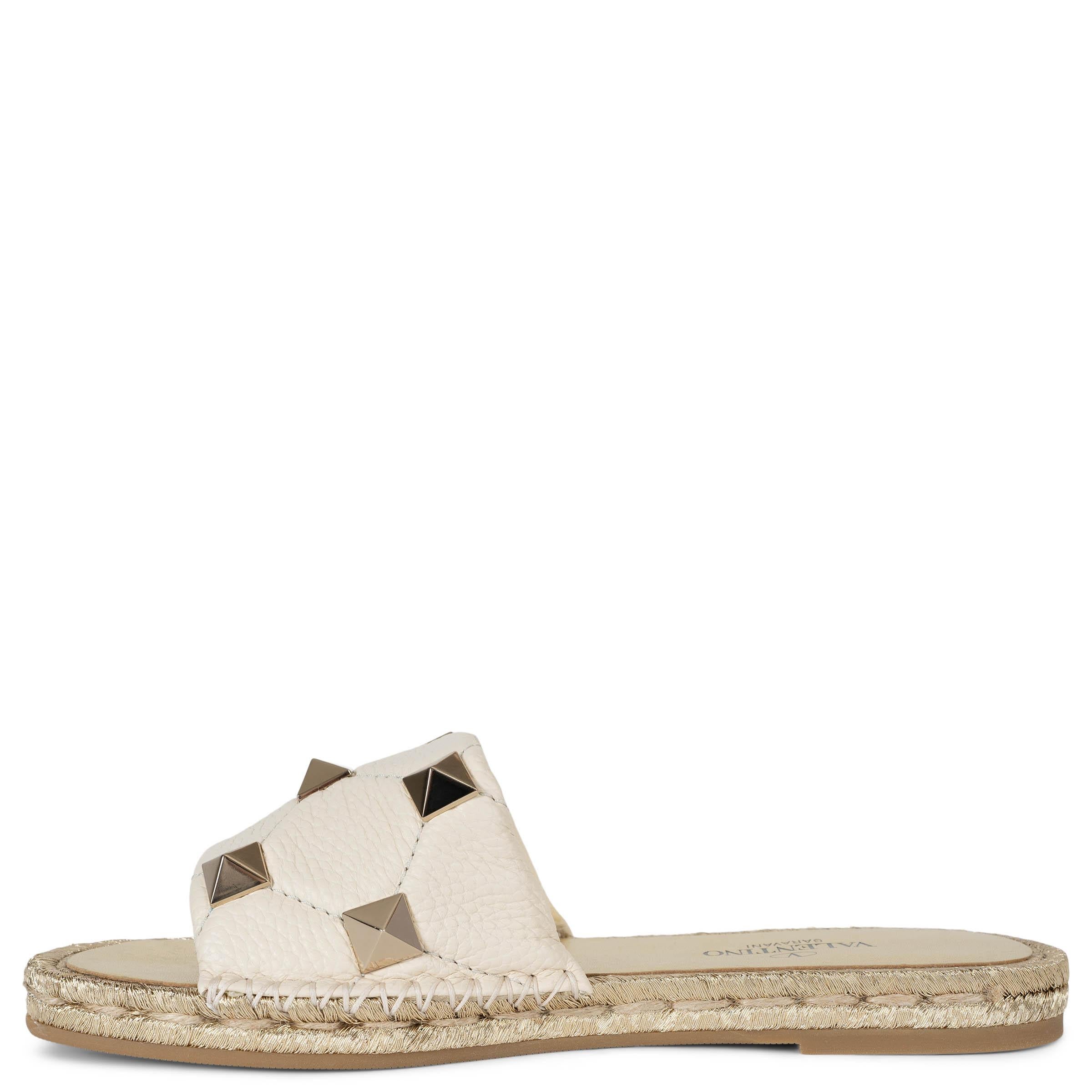 Beige VALENTINO Sandales en cuir ivoire clair Roman STUD SLIDE 38 en vente