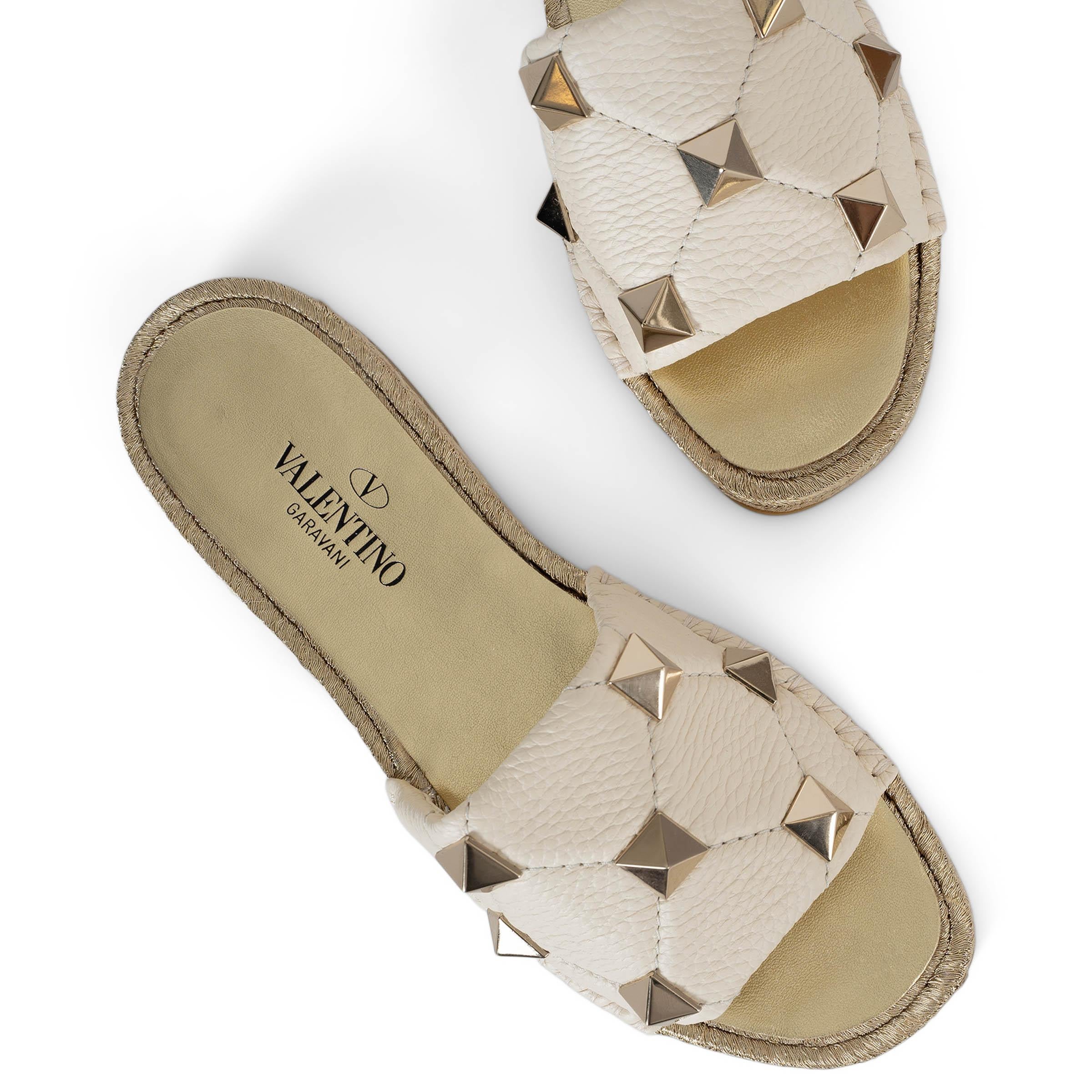 VALENTINO Sandales en cuir ivoire clair Roman STUD SLIDE 38 en vente 1