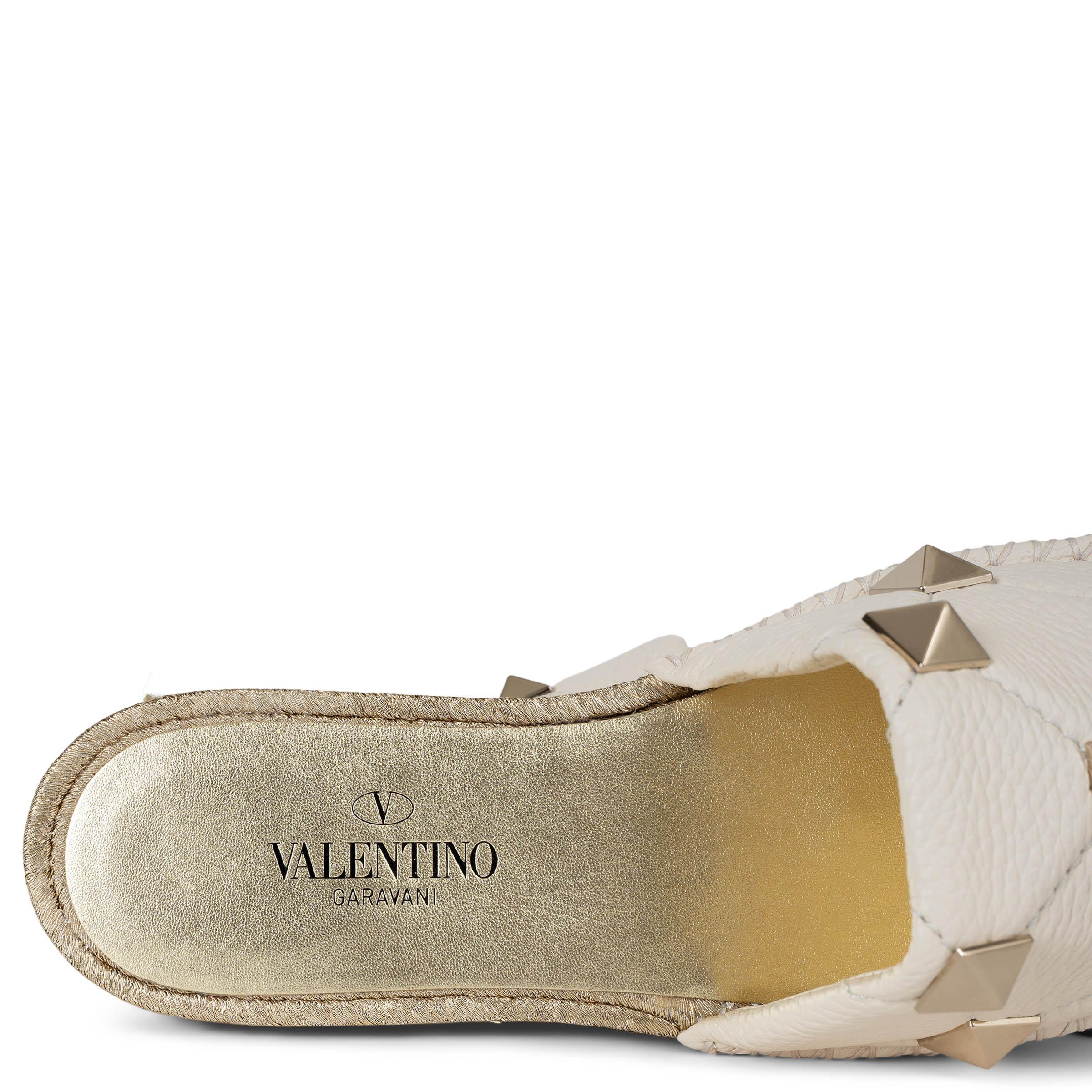 VALENTINO Sandales en cuir ivoire clair Roman STUD SLIDE 38 en vente 2
