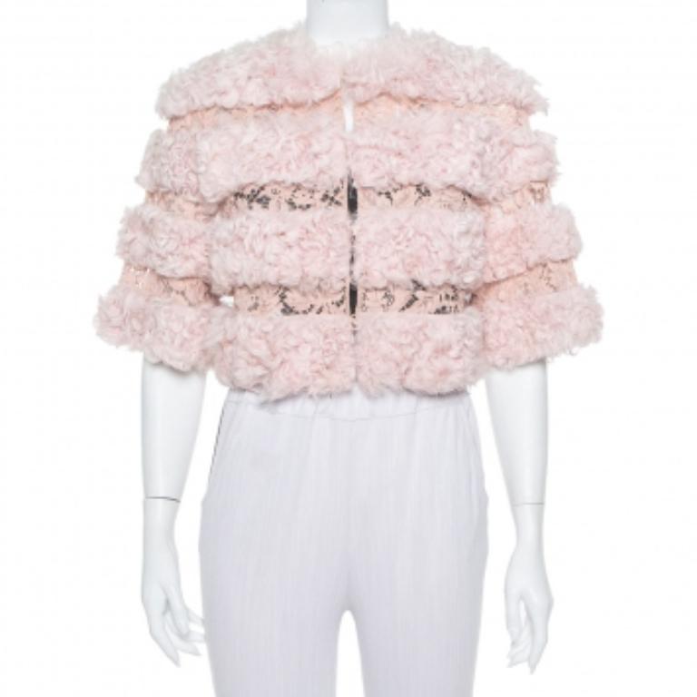 Erleben Sie mit dieser Designerjacke die Freude an fachmännischer Schneiderei. Die sorgfältige Verarbeitung, die makellose Passform und die luxuriösen Details sorgen für unvergleichlichen Komfort. Diese Kreation wird Ihren Stil mühelos aufwerten.
