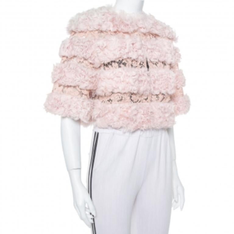 Valentino Light Pink Pelz & Spitze Kurzarm Crop Jacket S im Zustand „Relativ gut“ im Angebot in Dubai, Al Qouz 2