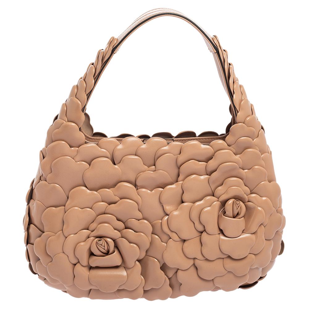 Stylish and functional, this rose-design bag by Valentino is a perfect pick for everyday use. It has been crafted from quality leather and carries an elegant shade of light pink. It has a single handle and a roomy interior for your essential
