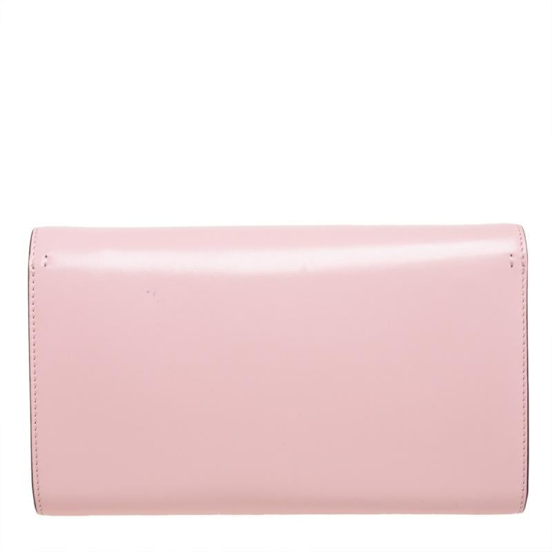 This clutch bag from Valentino represents the label's contemporary and classy aesthetic. It is made from light pink leather and added with a crystal-detailed VLogo and an adjustable shoulder strap. Make a stylish impression when you carry this