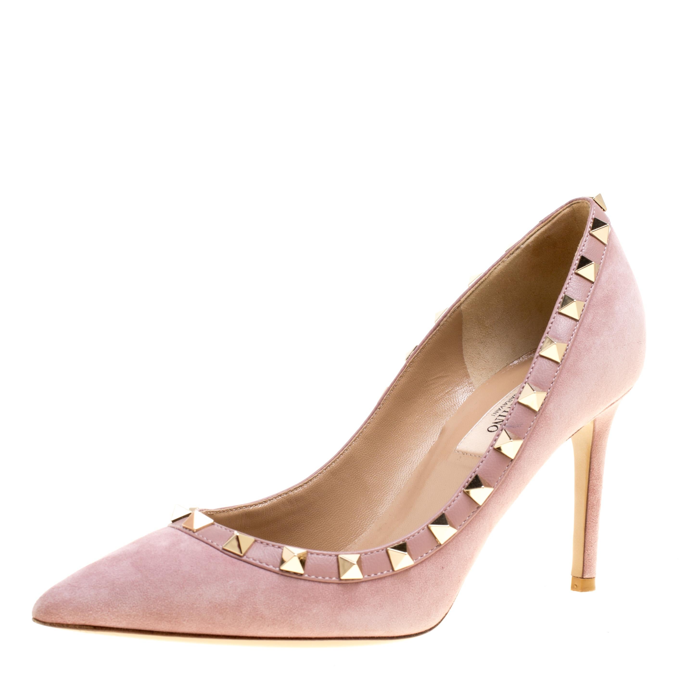 Jazz up your attire with this pair of lilac pumps designed by Valentino. They carry an exterior made from suede and gloriously decorated with the signature Rockstuds on the leather trim. The pair is complete with pointed toes, leather insoles and