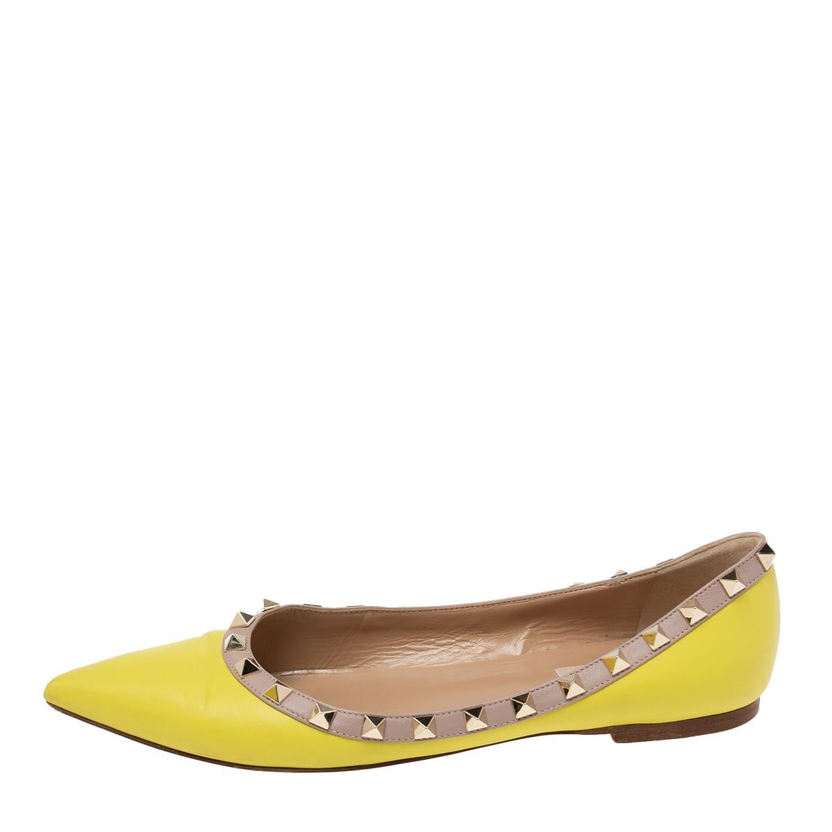 Let these gorgeous ballet flats from Valentino speak for themselves in terms of style and comfort! The pair is designed using leather and beautifully detailed with the signature Rockstud accents in gold-tone. The leather-lined insoles offer a great