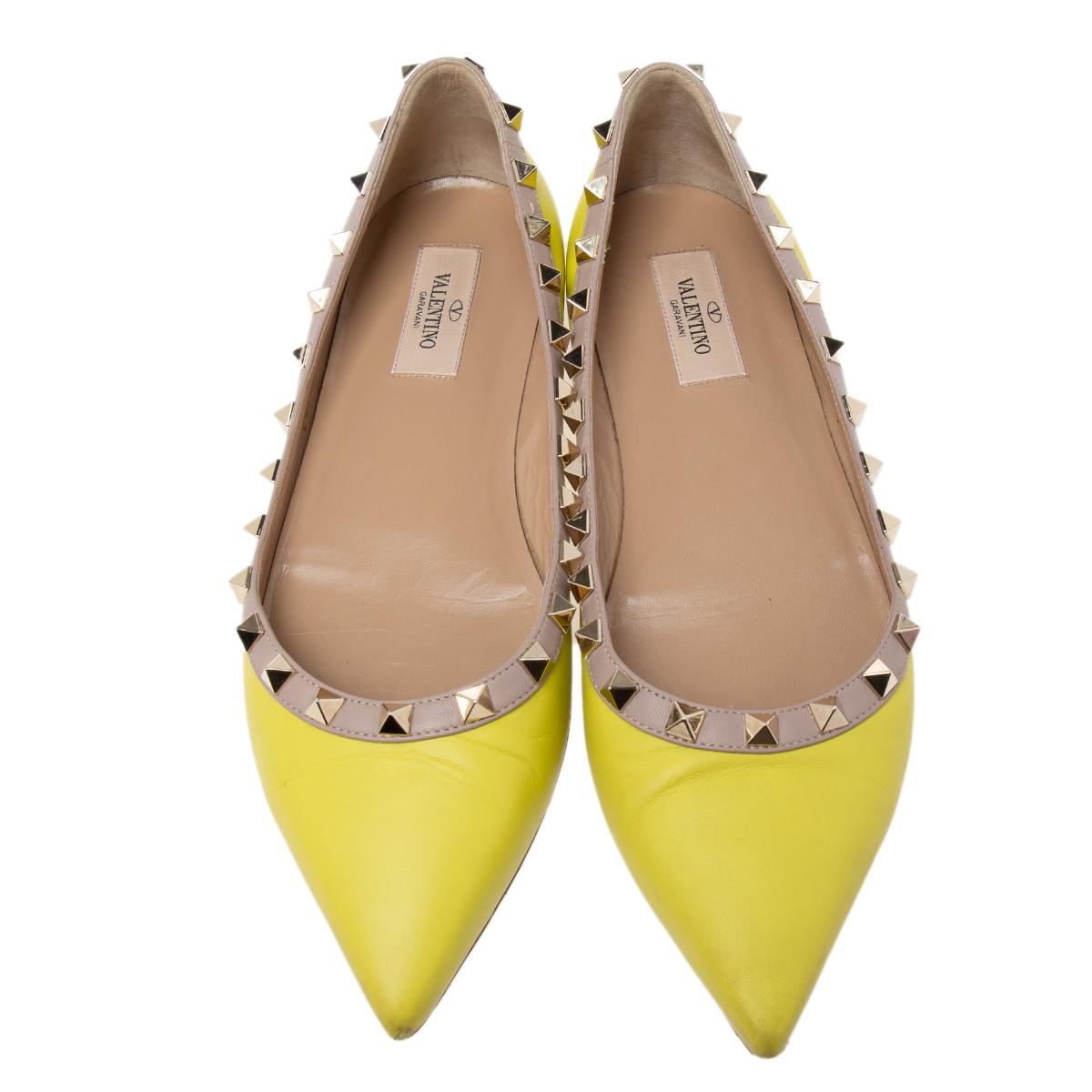 Valentino Lime Yellow Leather Rockstud Ballet Flats Size 38.5 In Good Condition In Dubai, Al Qouz 2