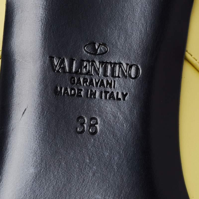 Valentino Limonengelbe flache Pantoletten mit römischen Nieten Größe 38 im Angebot 3