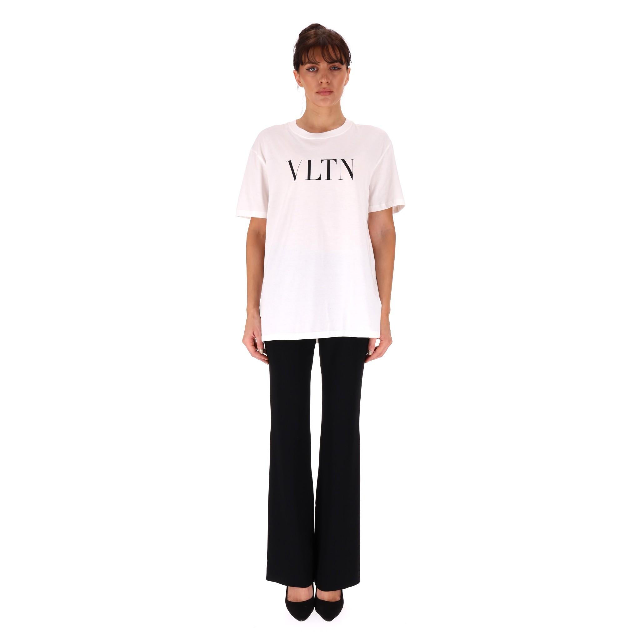 Valentino Logo Cotton T-Shirt

Classic white t-shirt crafted from cotton with 'VLTN' lettering to the front.

Short sleeves, crew neckline and straight hem. Rrp £345

Size – S

Condition – Very Good (Some light scratches/signs of wear)

Composition