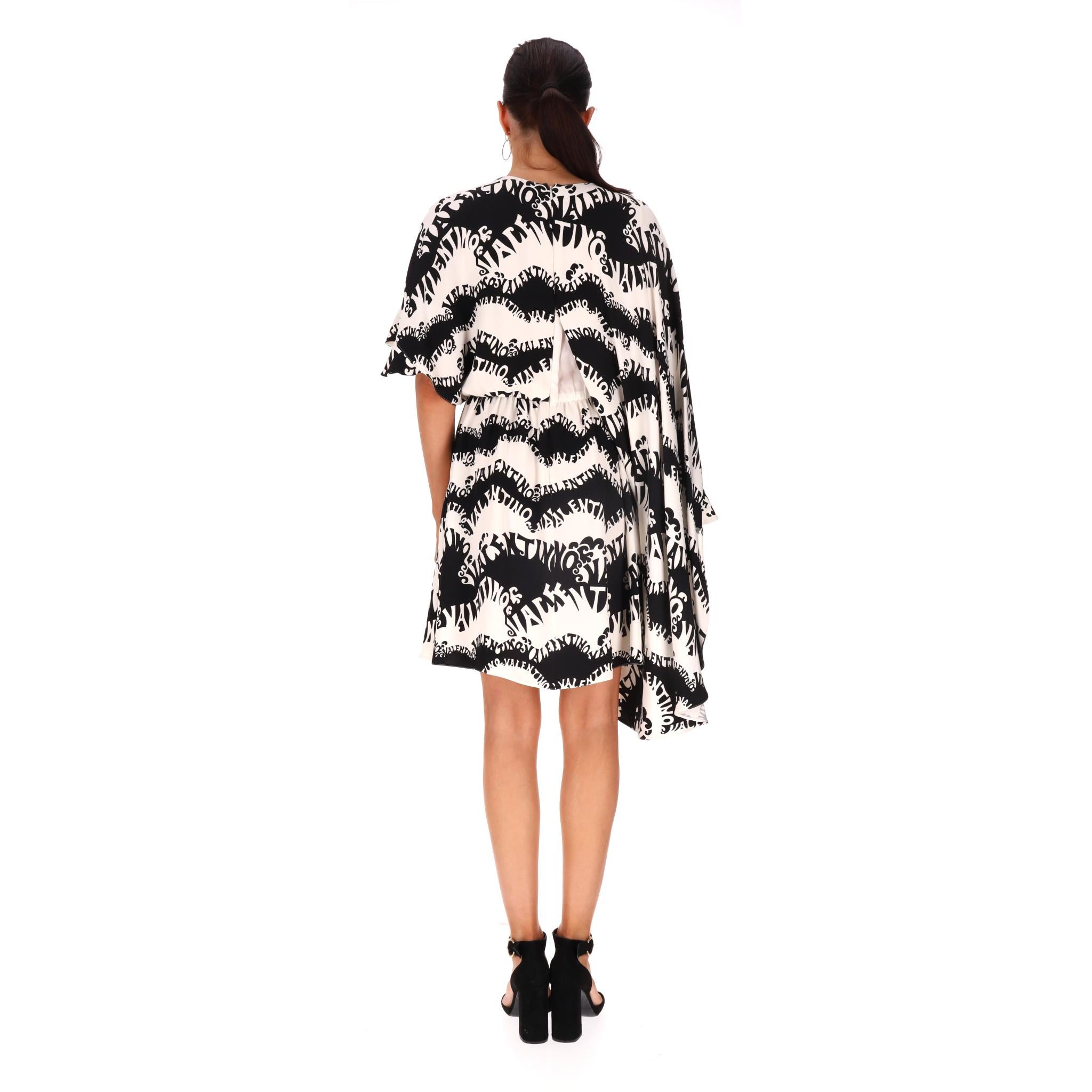 Valentino - Robe en soie imprimée avec logo et manches asymétriques Excellent état - En vente à London, GB