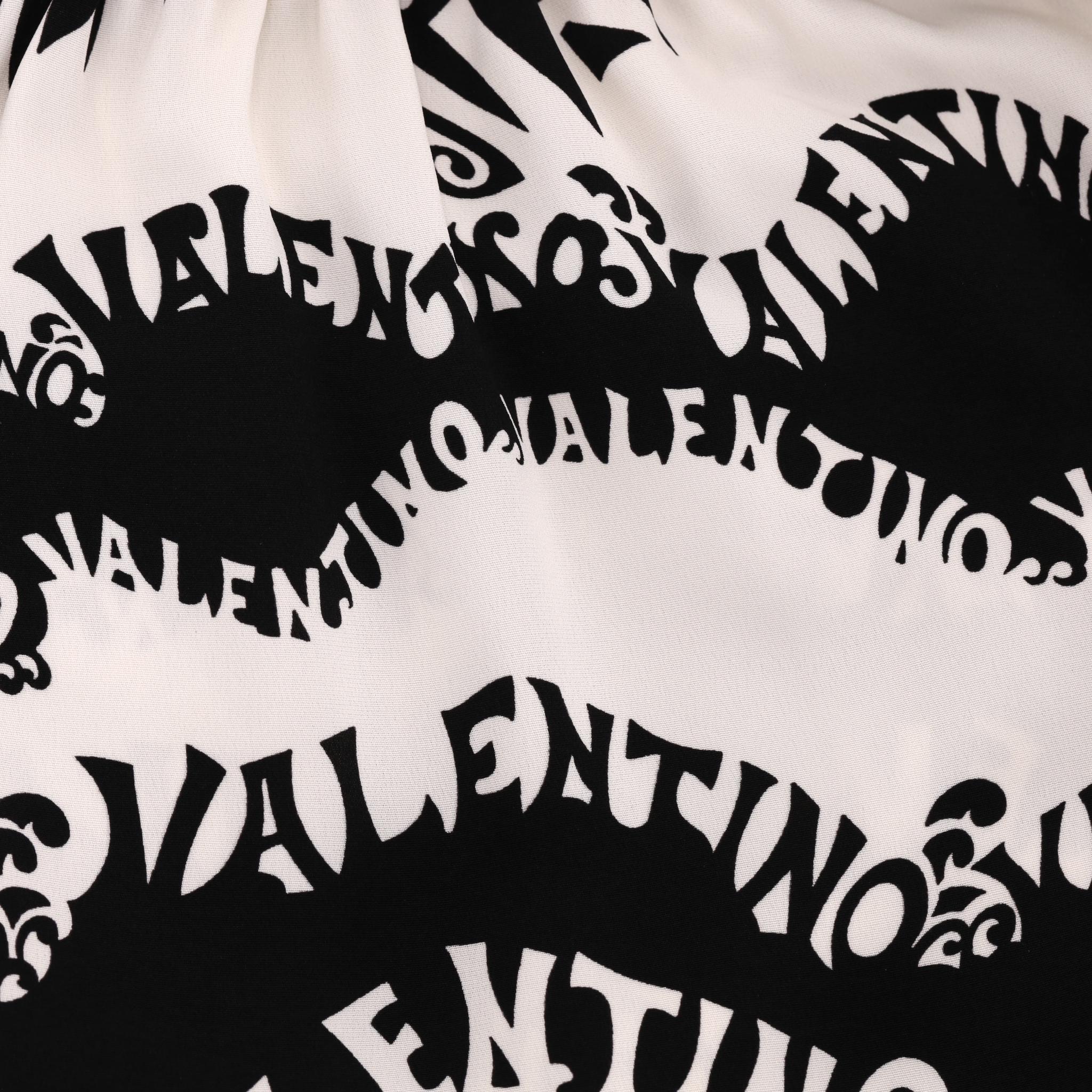 Valentino - Robe en soie imprimée avec logo et manches asymétriques Pour femmes en vente