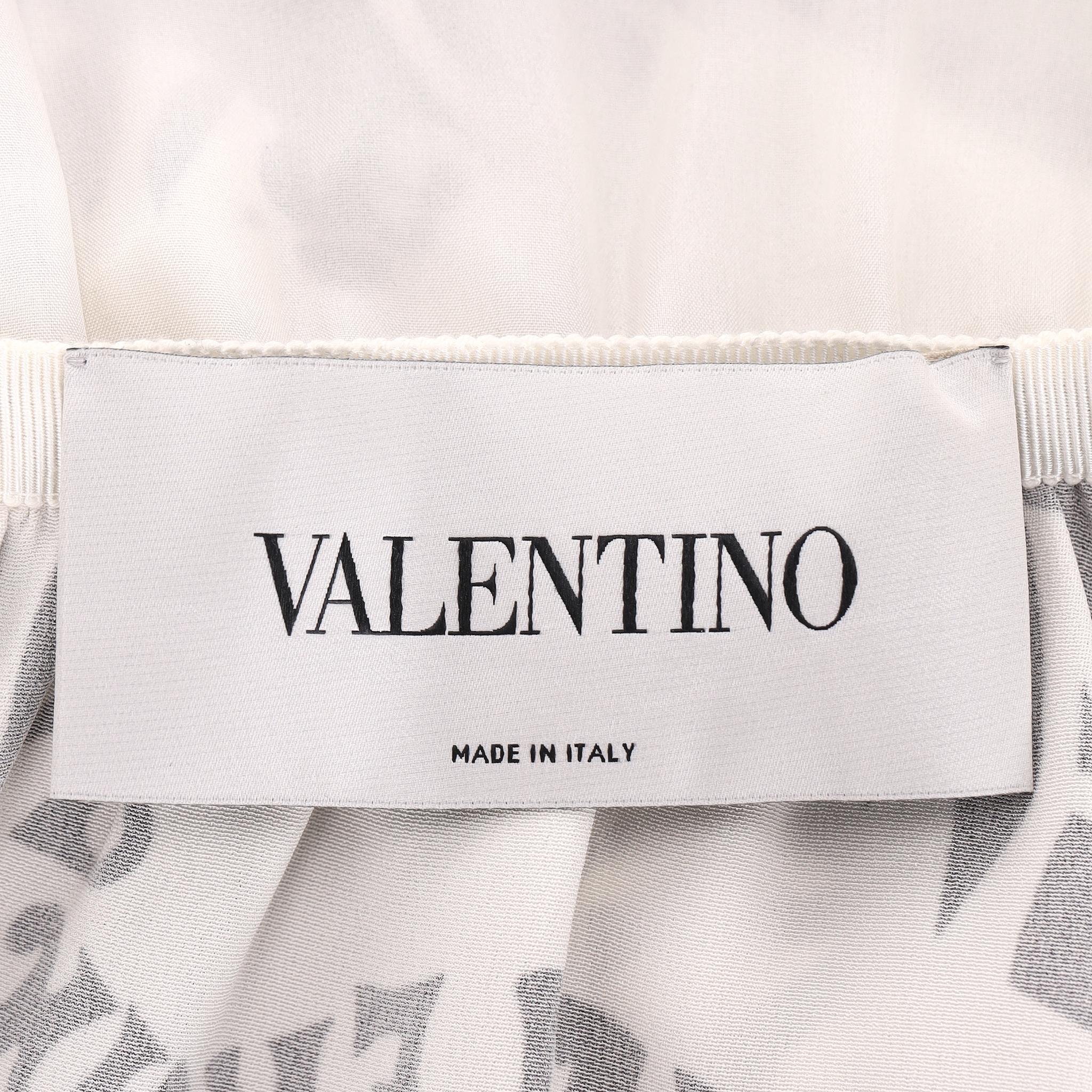 Valentino - Robe en soie imprimée avec logo et manches asymétriques en vente 1