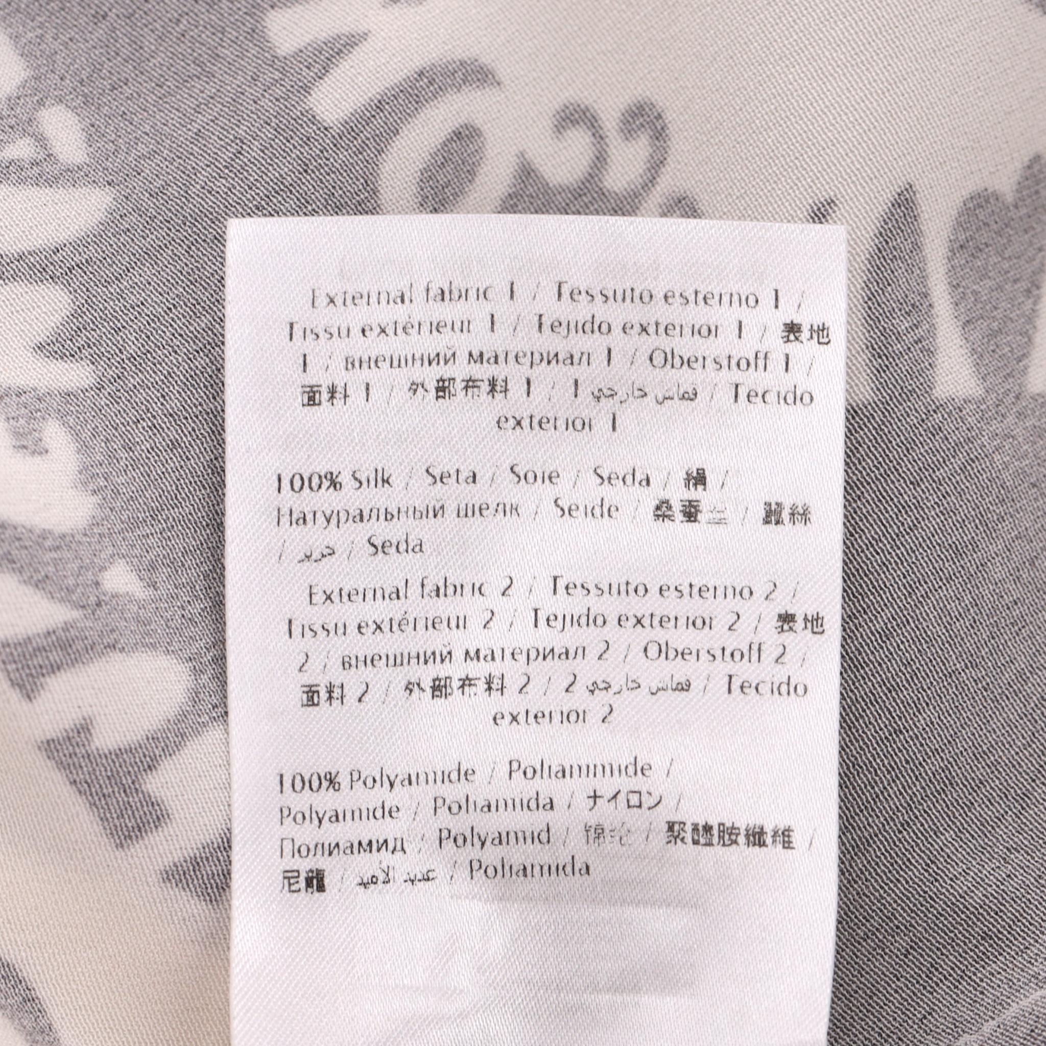 Valentino - Robe en soie imprimée avec logo et manches asymétriques en vente 2