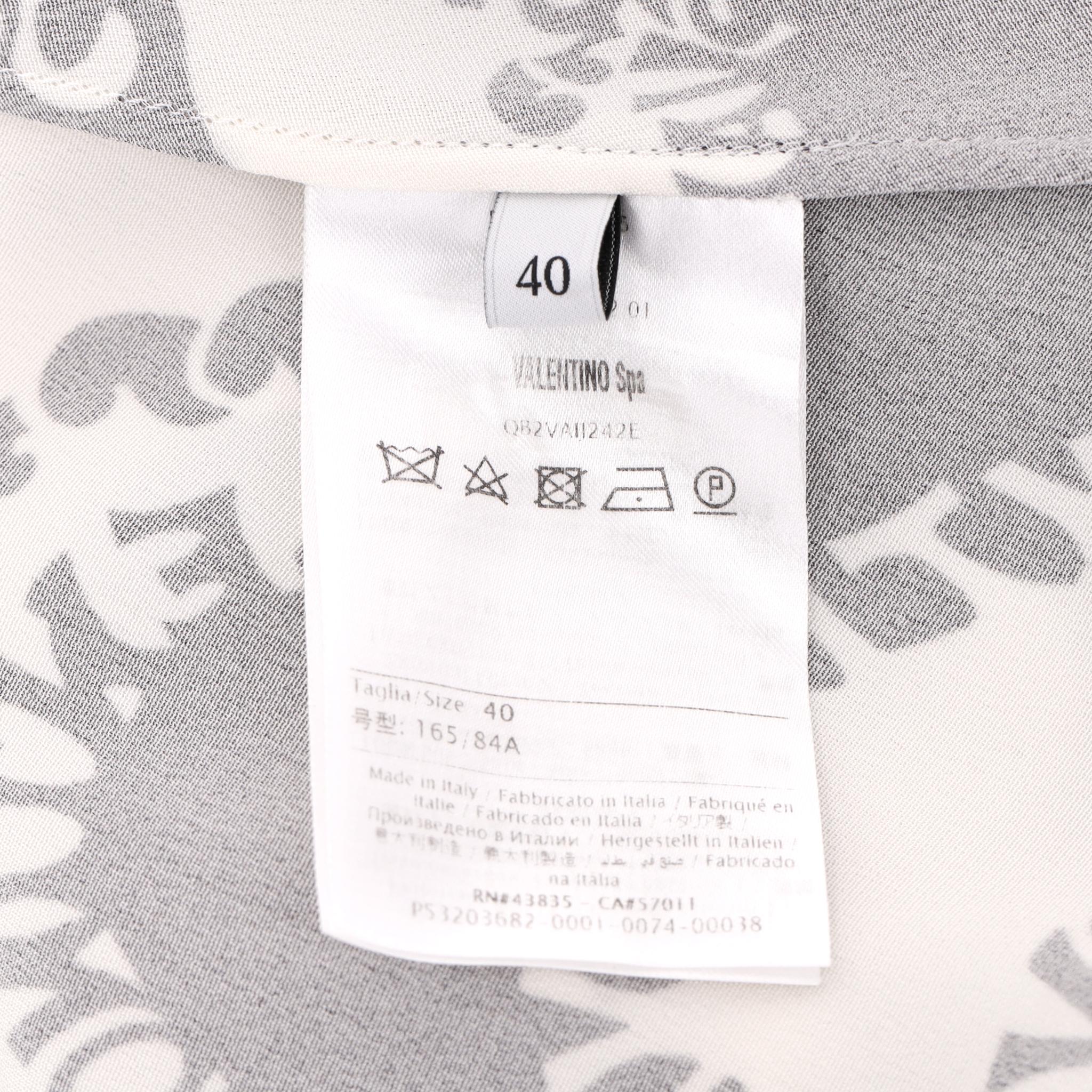 Valentino - Robe en soie imprimée avec logo et manches asymétriques en vente 4