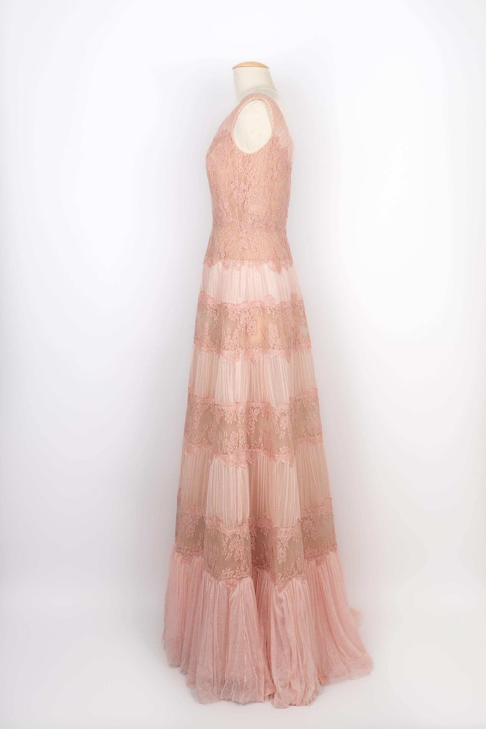 Valentino - (Made in Italy) Long pink lace and silk dress. 42IT size indicated.

Additional information: 
Condition: Very good condition
Dimensions: Chest: 47 cm - Waist: 36 cm - Length: 160 cm

Seller Reference: VR131