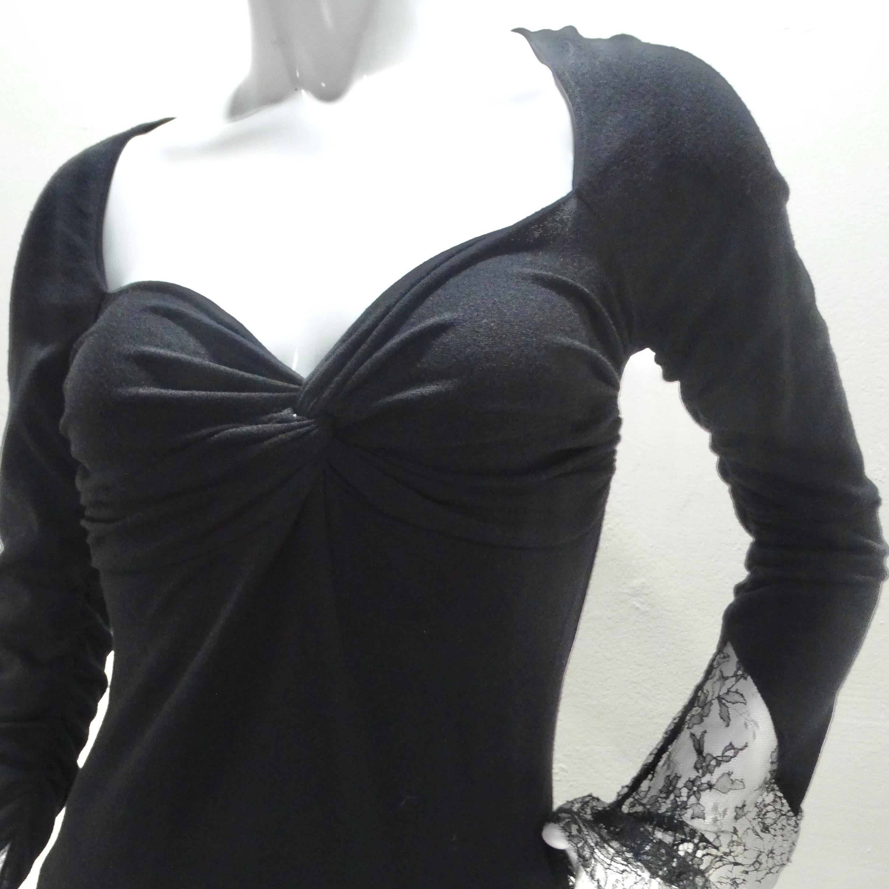 Erhöhen Sie Ihre Garderobe mit der exquisiten Valentino Long Sleeve Twist Motif Lace Blouse - eine Verkörperung von zeitloser Eleganz und moderner Raffinesse. Diese dehnbare und leichte schwarze Strickbluse ist ein Kunstwerk, das die Blicke auf sich