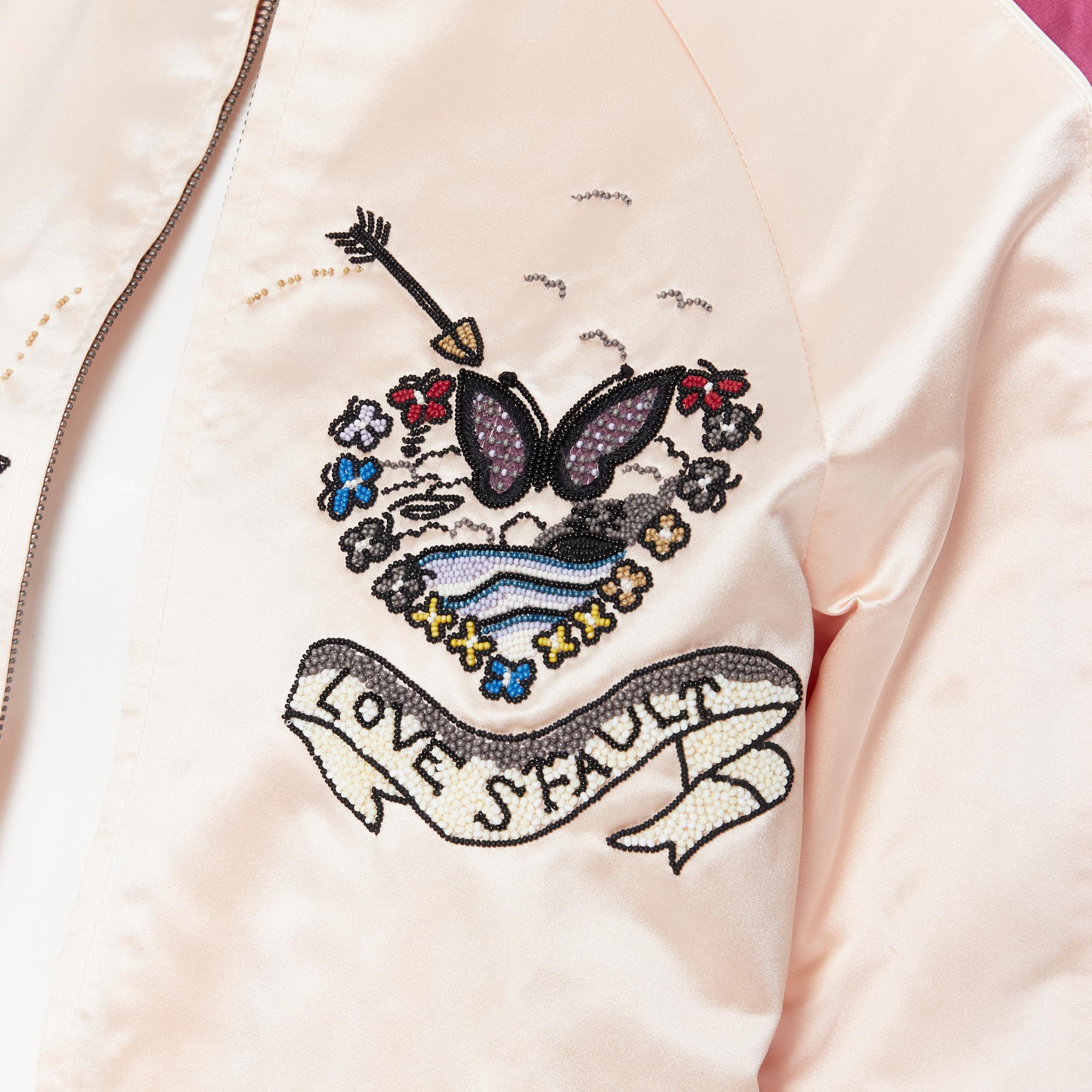VALENTINO Love Fault bomber ricamato con perline in raso rosa e bordeaux IT36 
Riferimento: LNKO/A01690 
Marchio: Valentino 
Materiale: Seta 
Colore: rosa 
Modello: Tinta unita 
Chiusura: zip 
Dettaglio extra: Raso rosa e bordeaux. Abbellimento con