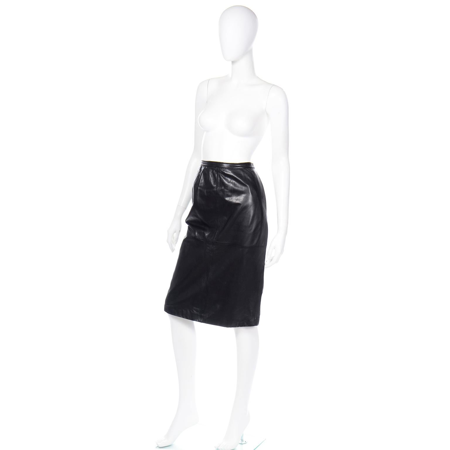 Valentino Made in Italy Black Leather Pencil Skirt w Unique Button Detail In Excellent Condition In Portland, OR