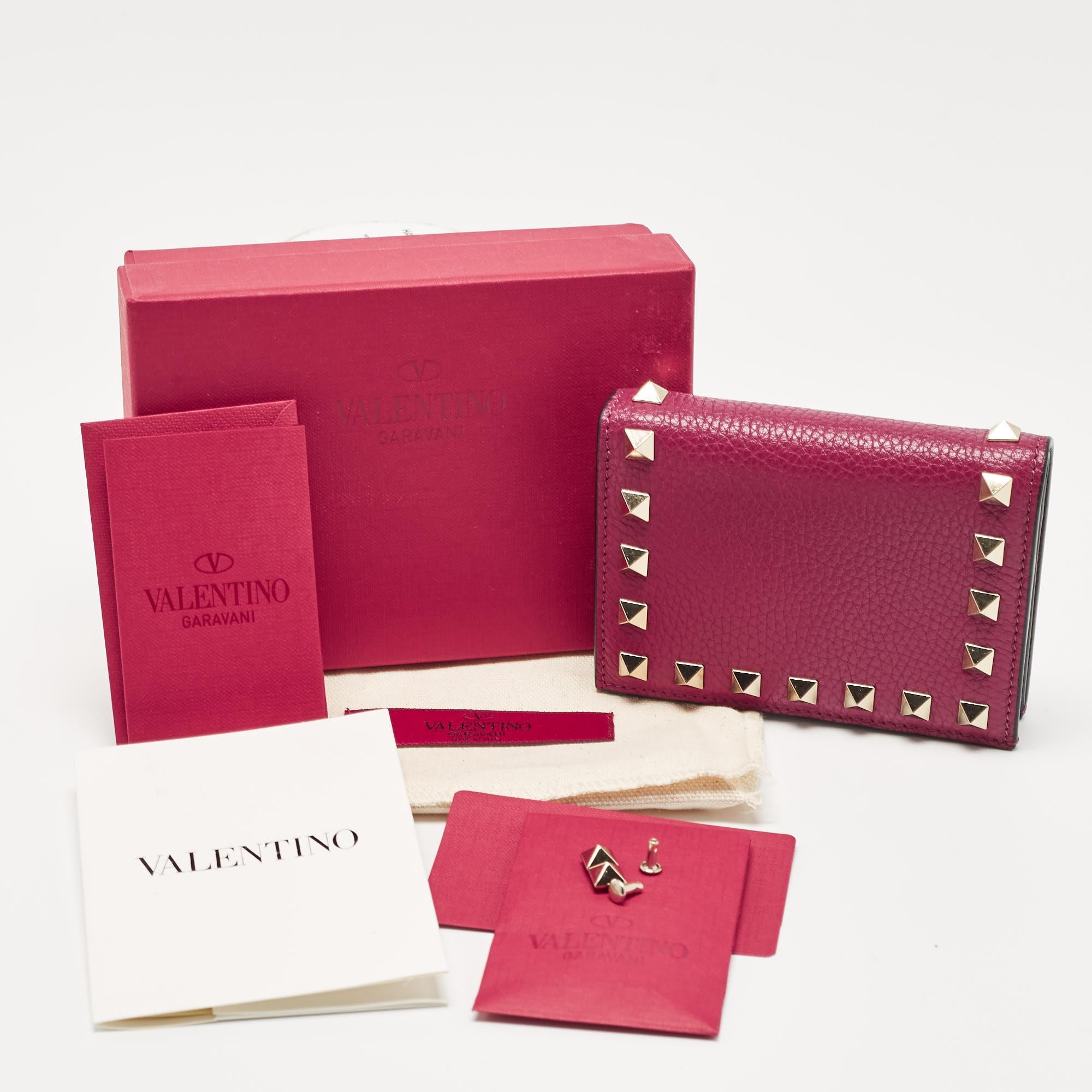 Valentino - Portefeuille compact à rabat Rockstud en cuir magenta en vente 7