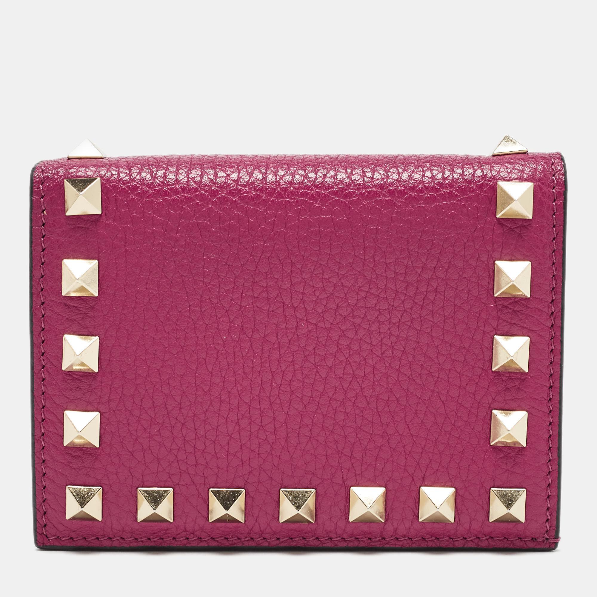 This Valentino wallet is an immaculate balance of sophistication and rational utility. It has been designed using prime quality materials and elevated by a sleek finish. The creation is equipped with ample space for your monetary essentials.

