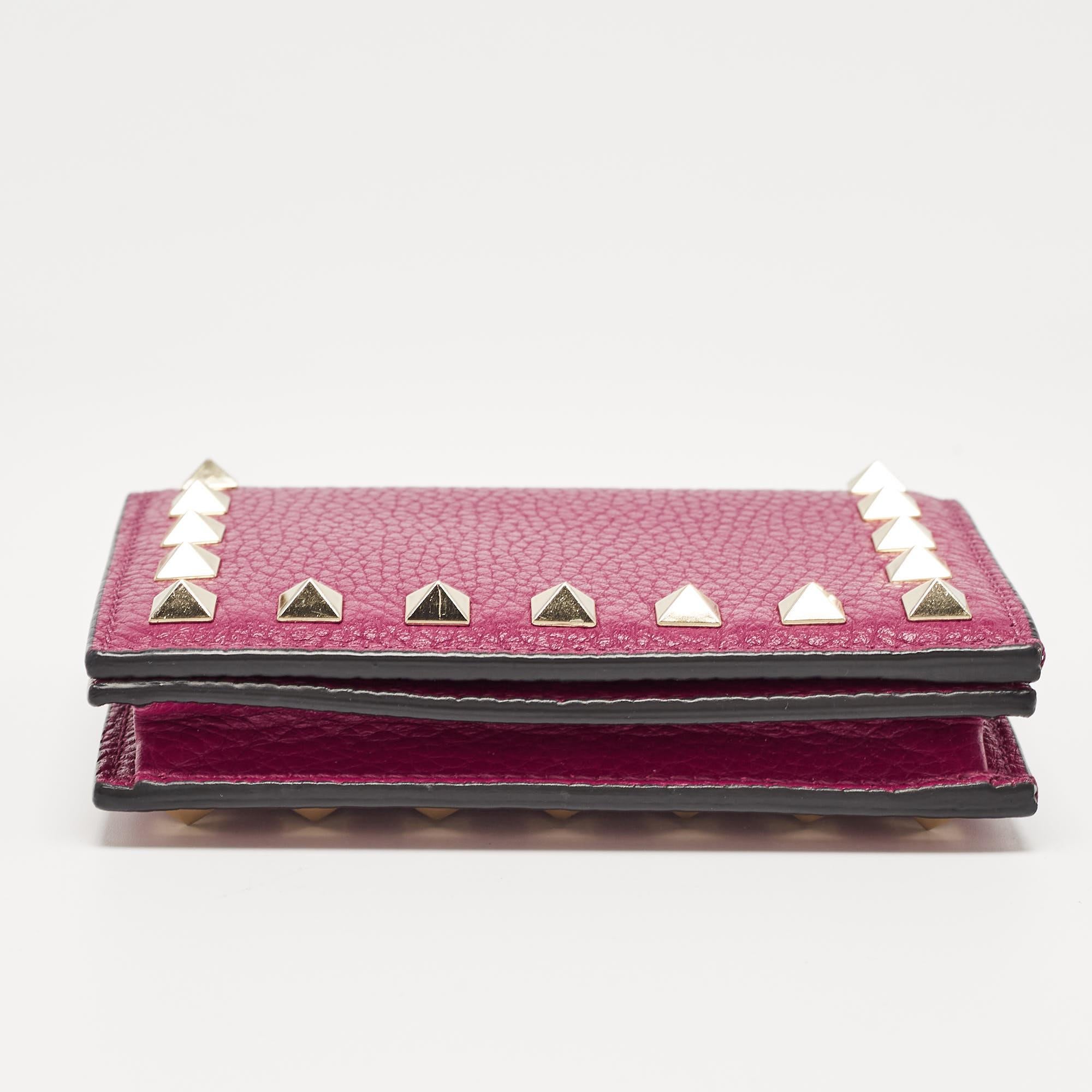 Valentino Magenta Leder Rockstud Klappe kompakte Brieftasche im Zustand „Hervorragend“ im Angebot in Dubai, Al Qouz 2