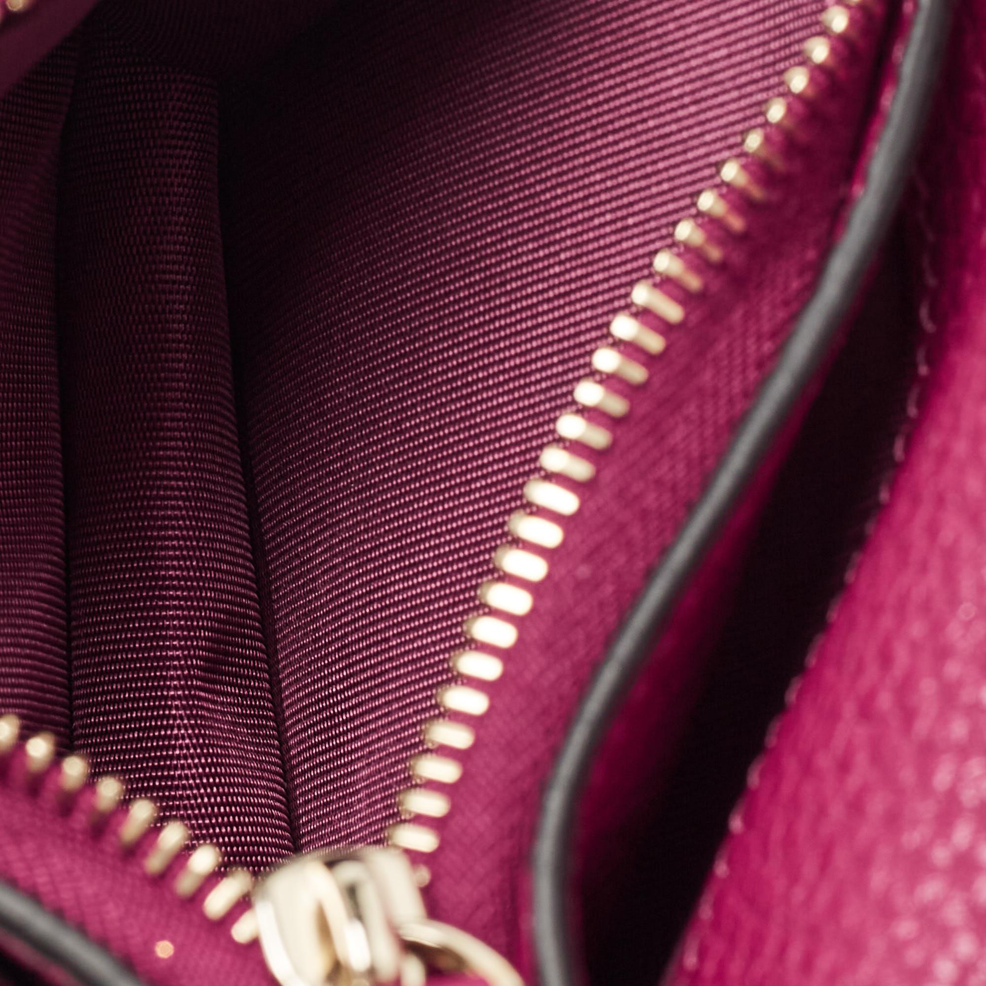 Valentino - Portefeuille compact à rabat Rockstud en cuir magenta Pour femmes en vente