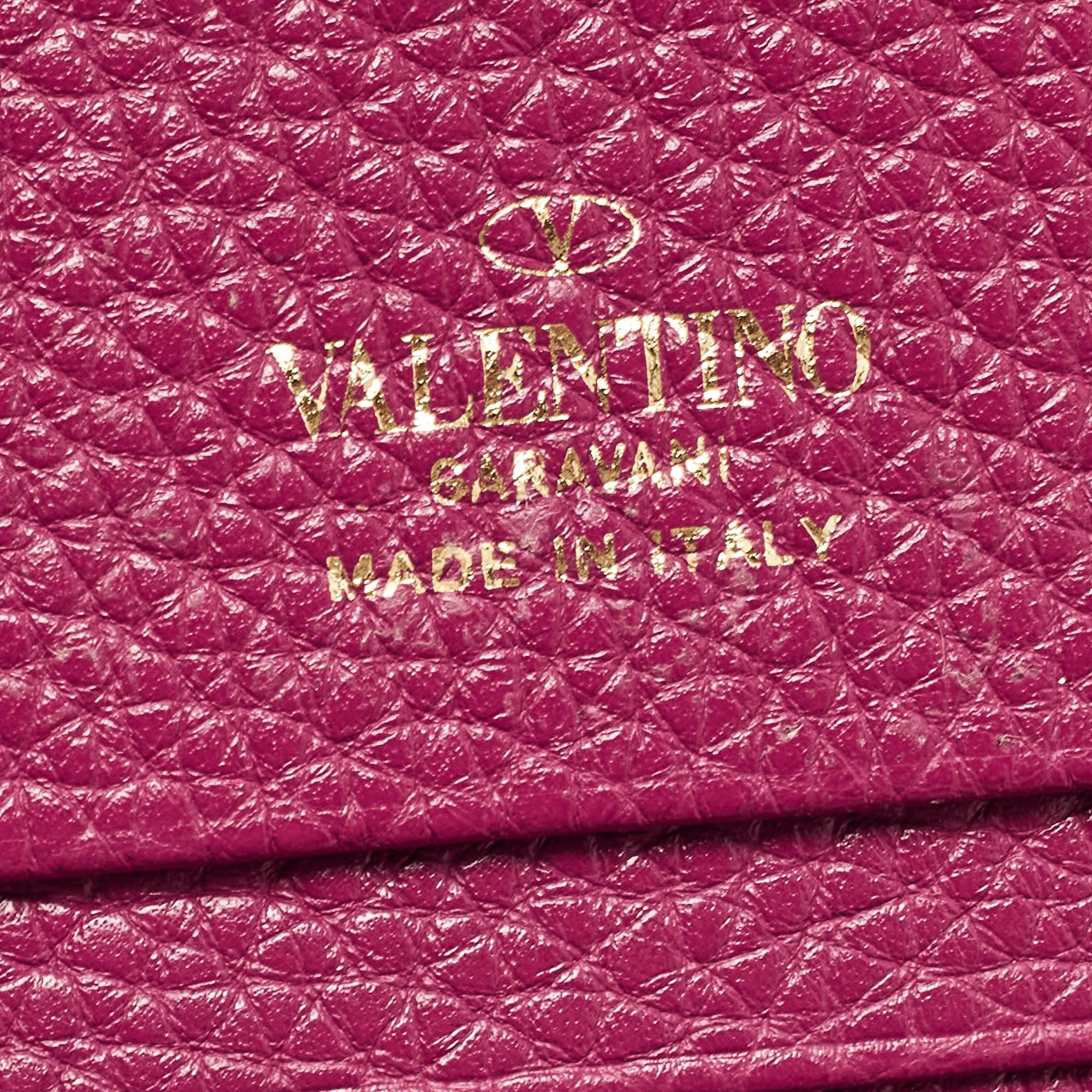 Valentino - Portefeuille compact à rabat Rockstud en cuir magenta en vente 2