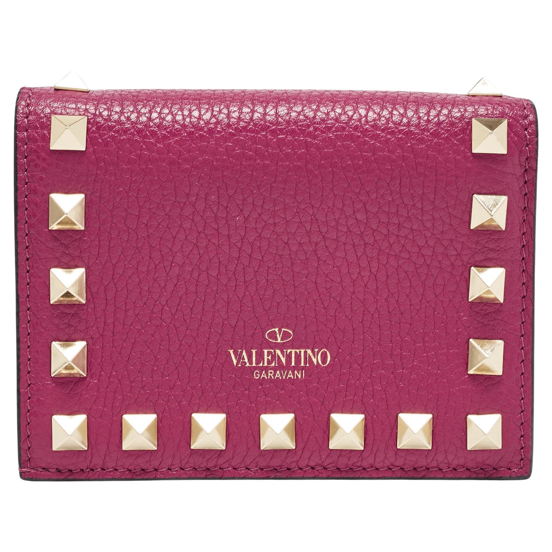 Valentino - Portefeuille compact à rabat Rockstud en cuir magenta en vente