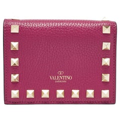 Valentino - Portefeuille compact à rabat Rockstud en cuir magenta