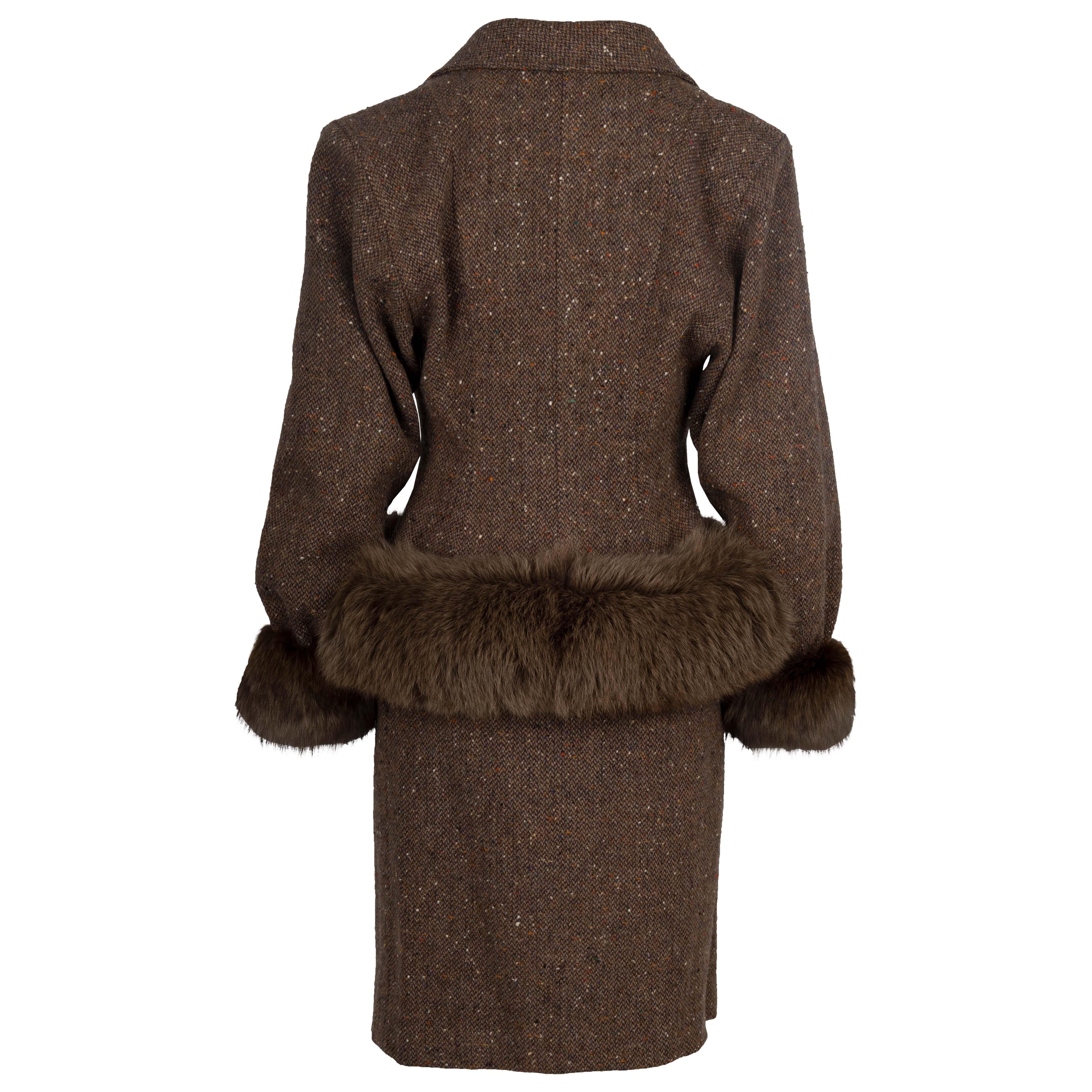 Ridefinisci lo stile invernale con la giacca e la gonna corta in lana boucle marrone e marrone di Valentino. La gonna ha una cerniera laterale e due fori nella fodera interna. La giacca può essere chiusa con due bottoni.

Busto	 - 46 cm
Spalla	- 49
