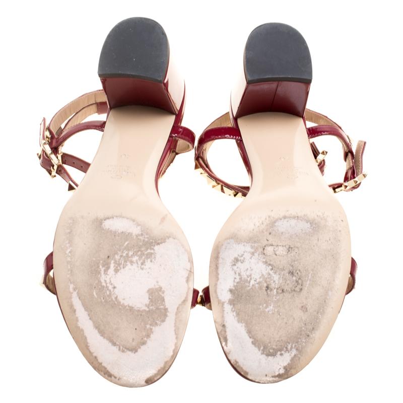 Valentino Maroon Patent Leather T Strap Rockstud Block Heel Sandals Size 40 In Good Condition In Dubai, Al Qouz 2