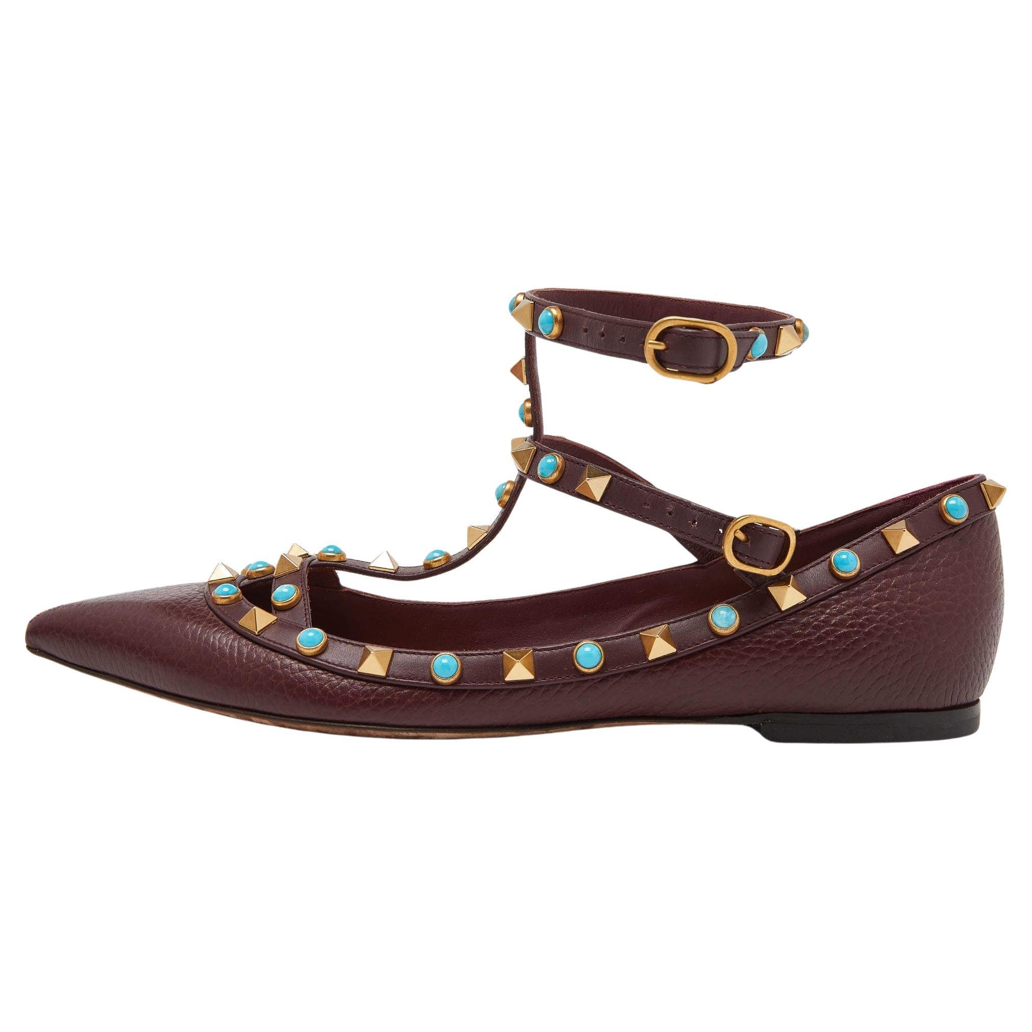 Valentino Maroon Textured Leather Rolling Rockstud Ankle Strap Flats Size 39 For Sale