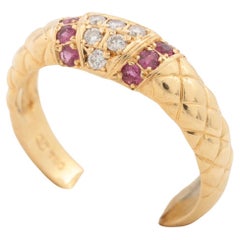 Valentino, bague en or jaune, matelasse, diamant et rubis