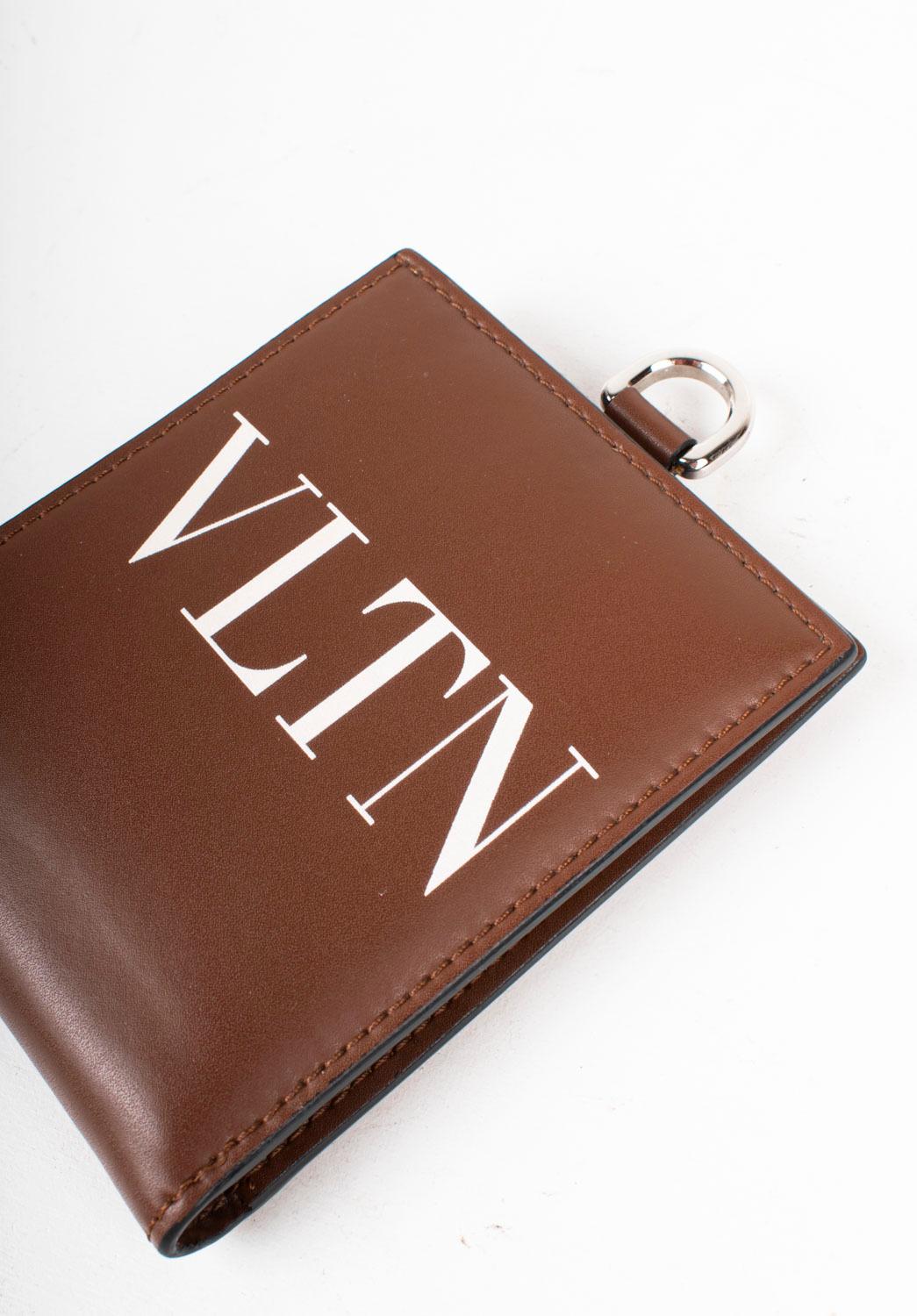 Compruebe mis otros listados. Tiene a la venta mucha más ropa de diseño. Abierto a cualquier oferta.
El artículo en venta es una Cartera Bifold Valentino 100% auténtica, S1502, TR5
Color: Marrón
(El color real puede variar un poco debido a la