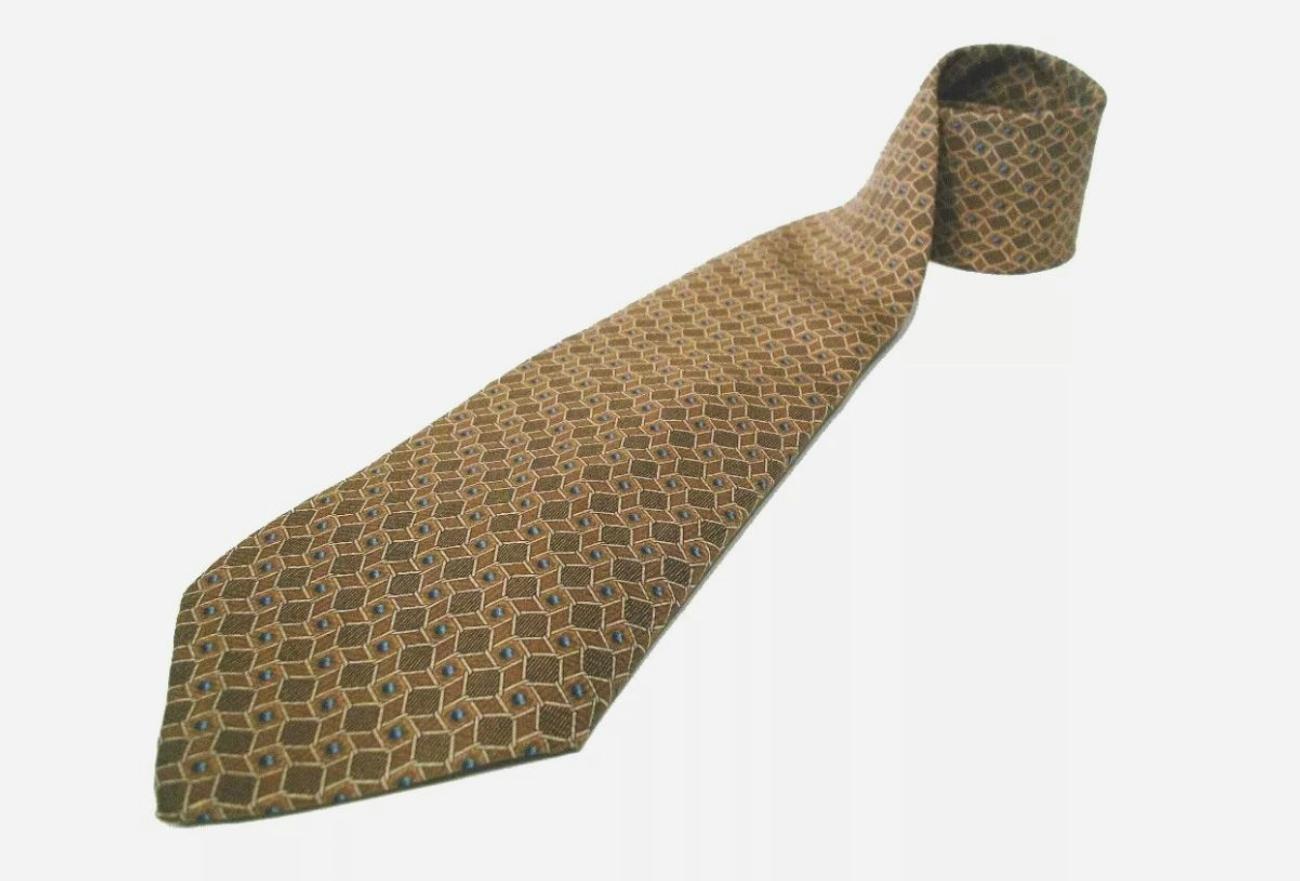 VALENTINO - Corbata con estampado para hombre - 100% seda - etiqueta original adjunta - Italia - finales del siglo XX.

Excelente estado de segunda mano - mínimos signos de desgaste - sin pérdidas - sin daños - sin reparaciones.

Tamaño - 3 1/2