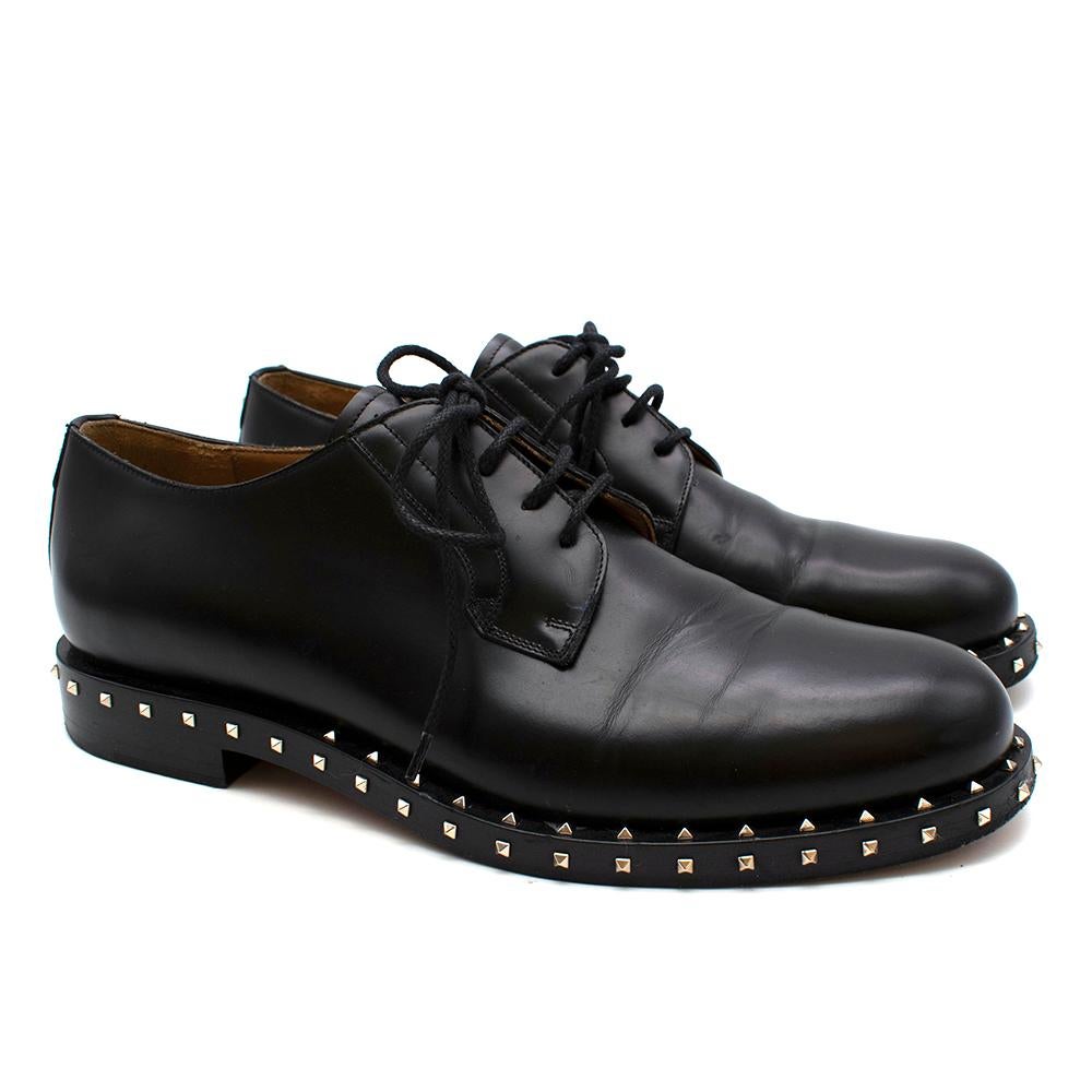 Valentino Mens Derby Brogues Size 42.5

- Semi-calfskin Studded Derby
- Crafted with luxury Italian black leather
- Sheer-shiny semi calf-skin finish
- Almond toe shape
- Rockstud detailing going around the sole 
- Large stud on the back heel
- Lace