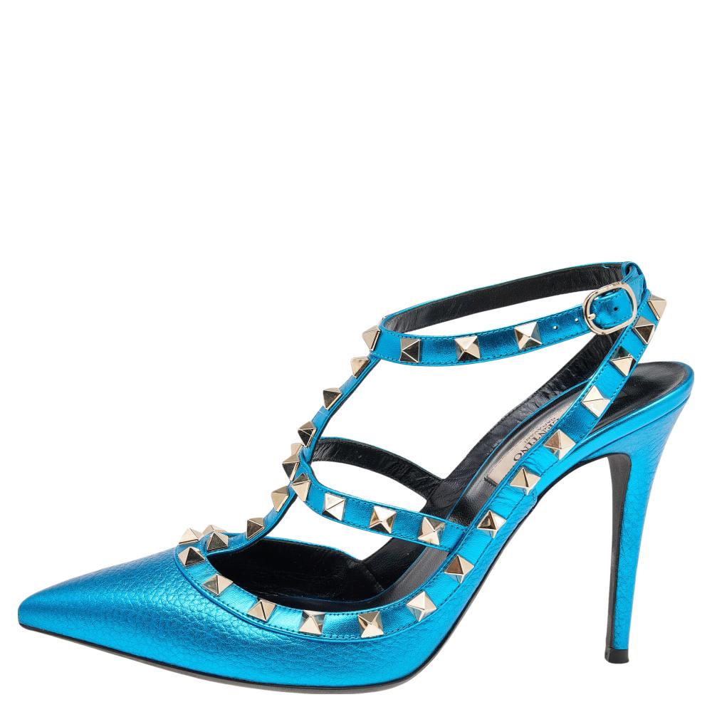 A feminine flair and a sophisticated appeal characterize these stunning sandals from the House of Valentino. They are made from metallic blue leather, which is embellished with Rockstuds. They flaunt pointed toes, an ankle strap, and slender heels.