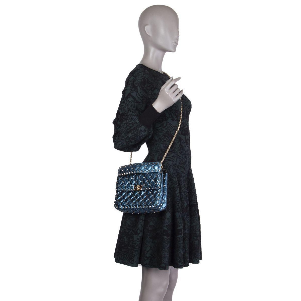 VALENTINO Metallic Blaue gesteppte Leder ROCKSTUD SPIKE MEDIUM Umhängetasche 4