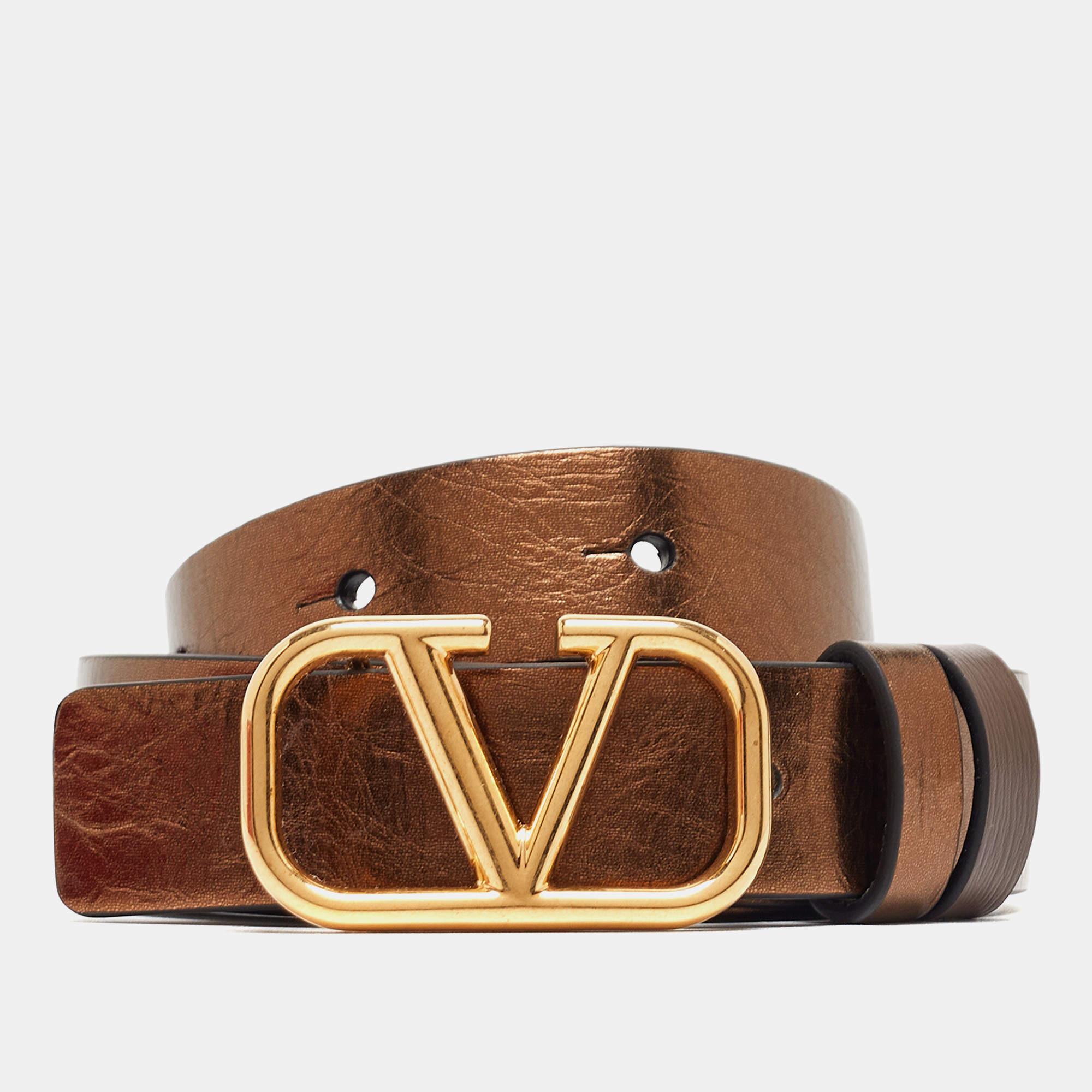 A classic add-on to your collection of belts, this Valentino piece has been crafted from leather. It is reversible with a metallic shade on one side and brown on the other. It is topped with the much-coveted VLogo buckle in gold-tone. This wardrobe