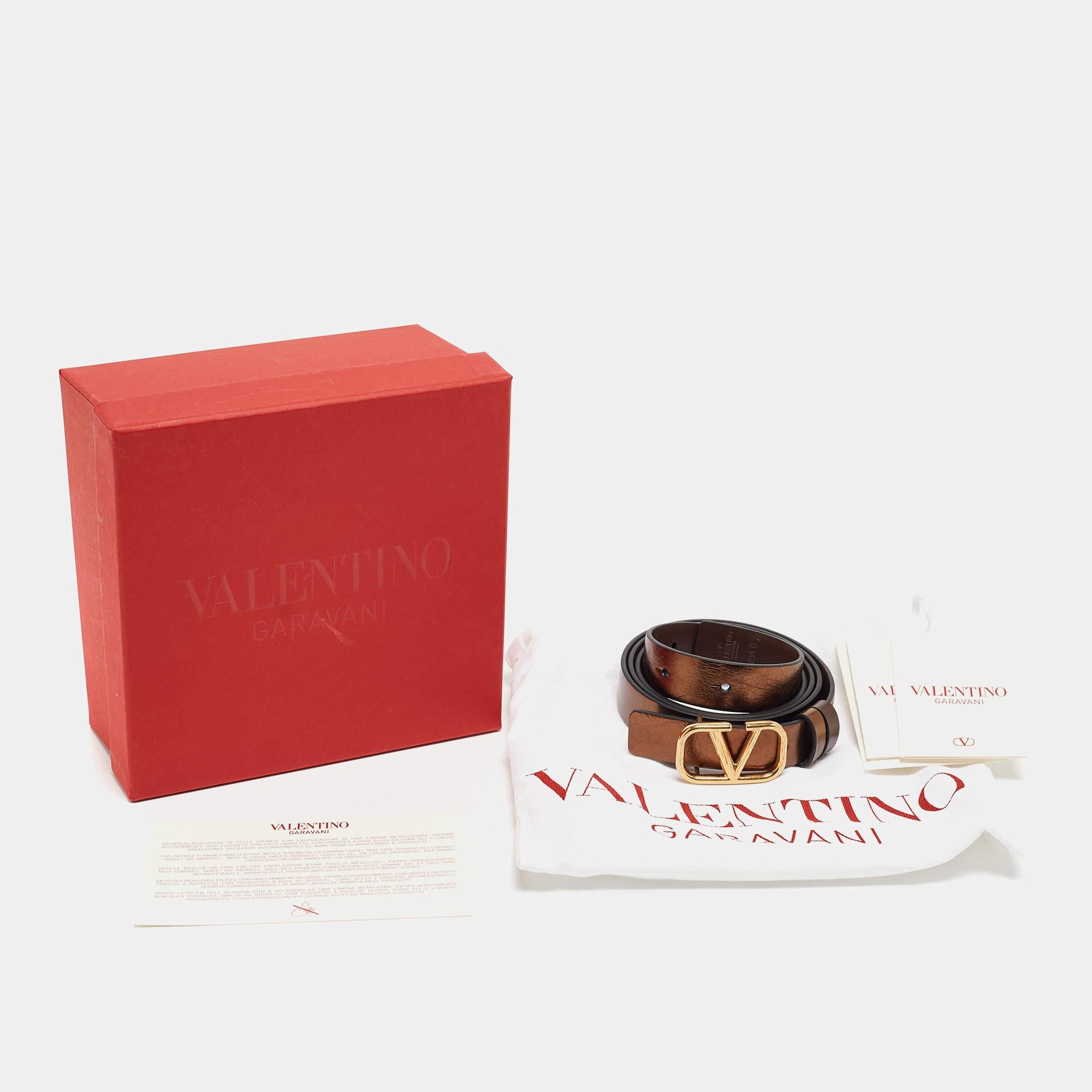 Valentino Metallic/Brown Leather Reversible Narrow V Logo Belt 85CM In Excellent Condition In Dubai, Al Qouz 2