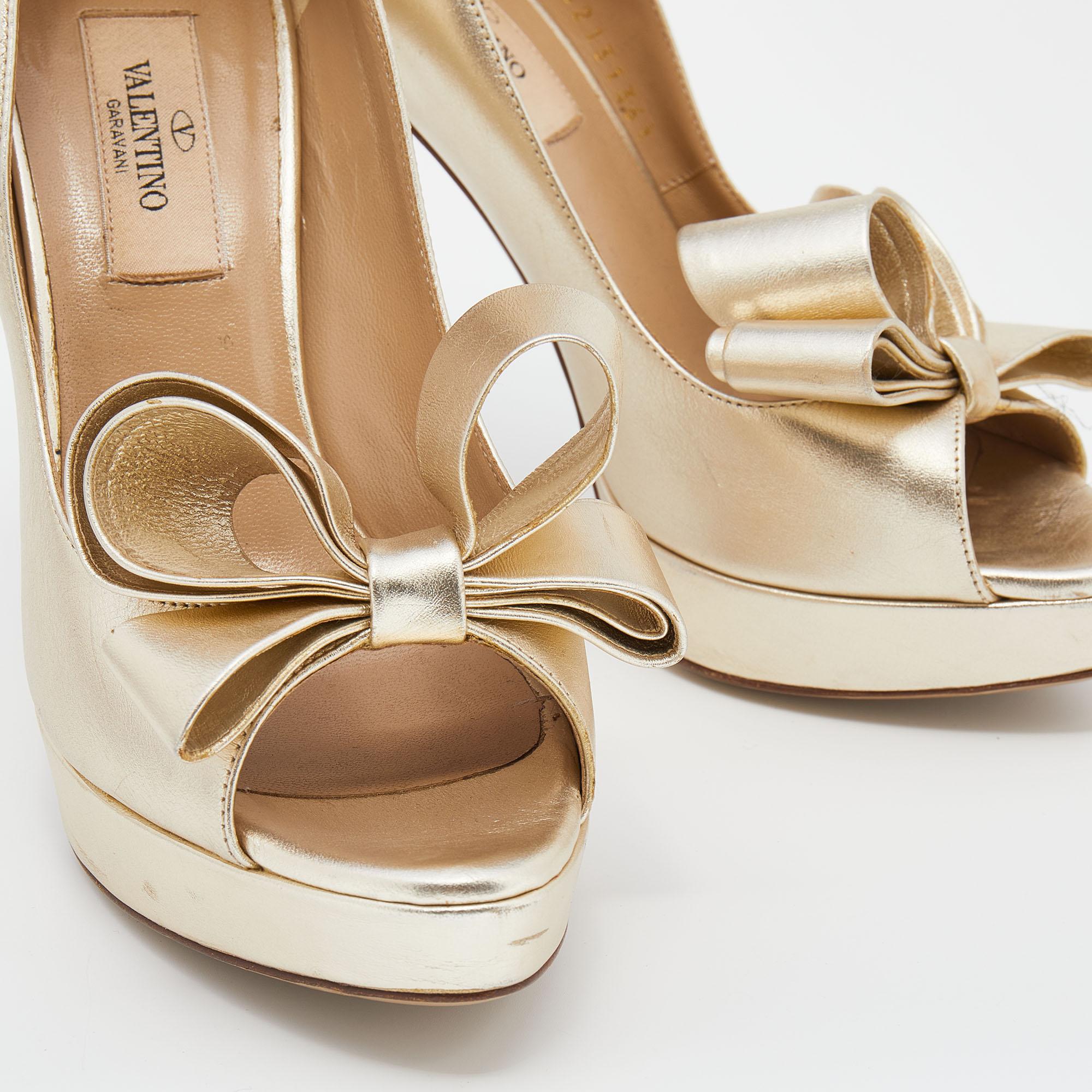 Create an aura of elegance with these stunning peep-toe pumps from Valentino. These metallic gold pumps are crafted from leather. The pair flaunts couture bow detailing on the uppers, leather-lined insoles, solid platforms, and 12 cm heels.

