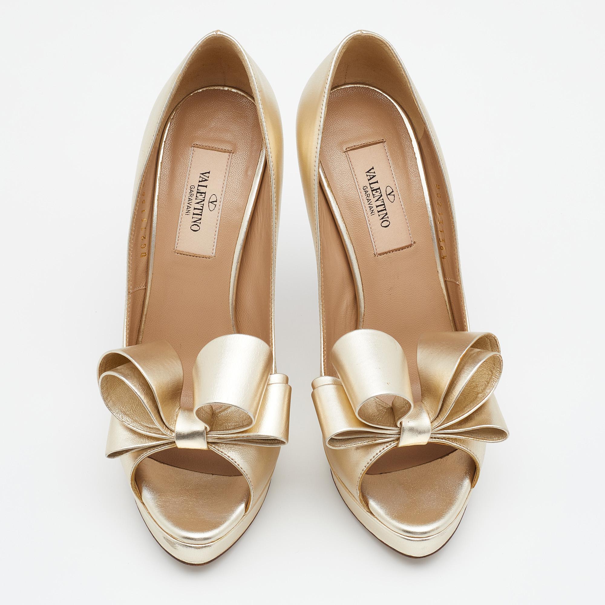 The bow detailing on the peep toes serves as an eye-catching element of this pair of Valentino pumps. Created from metallic gold leather, its 12cm heels and platforms will class up your effortlessly.

