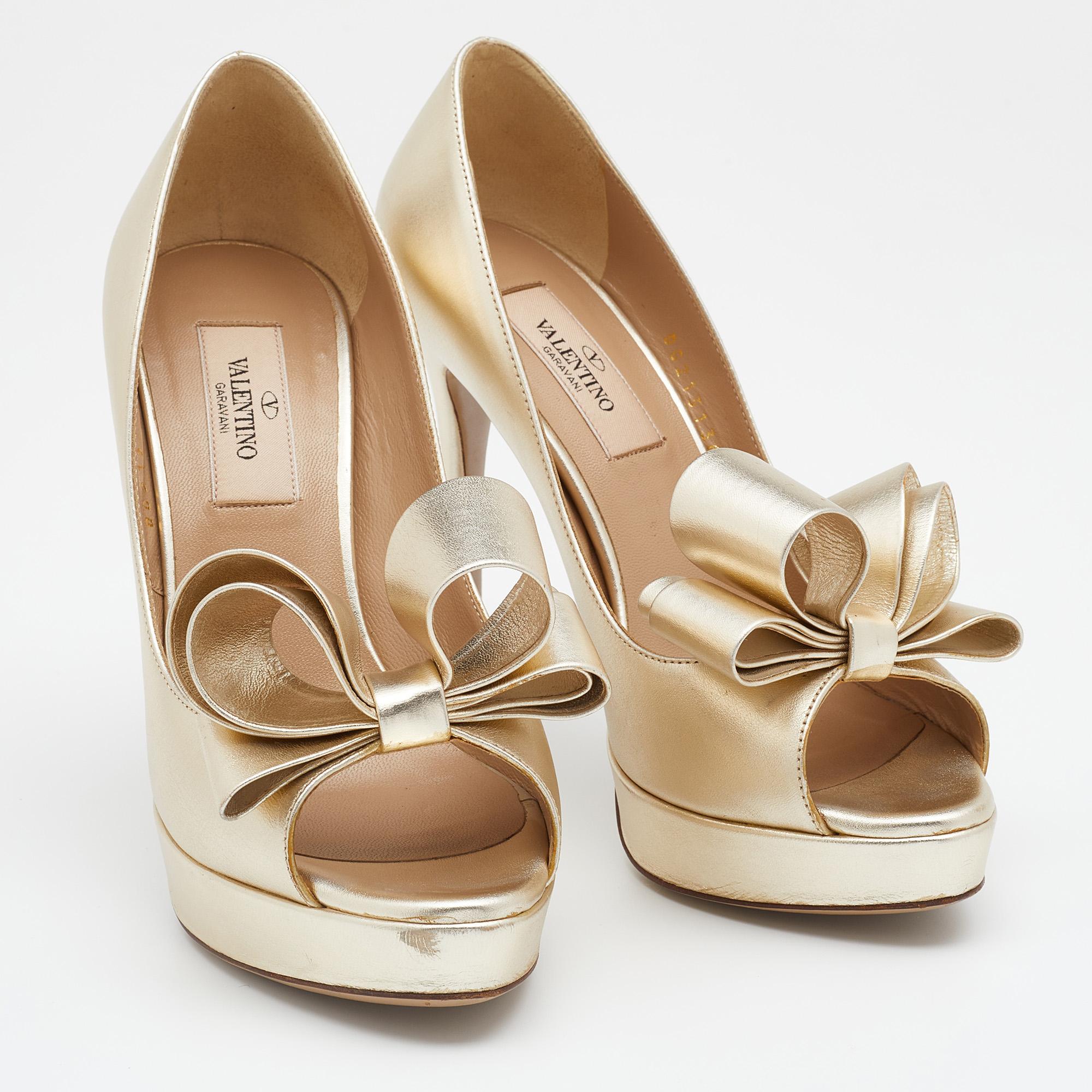 Valentino Metallic Gold Leather Bow Peep Toe Platform Pumps Size 36.5 In Good Condition In Dubai, Al Qouz 2