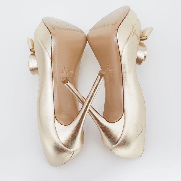 Valentino Metallic Gold Leather Bow Peep Toe Platform Pumps Size 36.5 For  Sale at 1stDibs