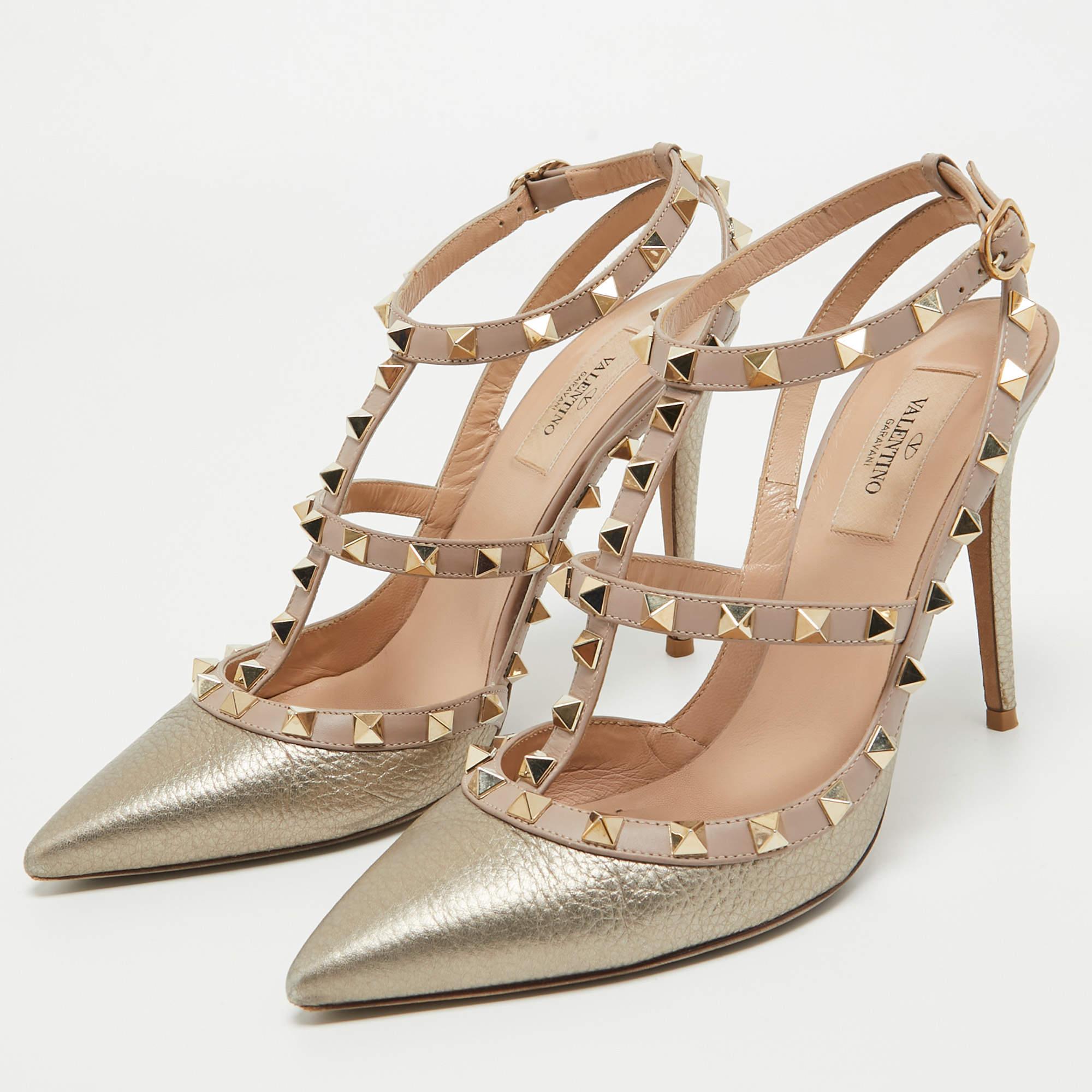 With meticulous craftsmanship and glamorous details, this Valentino pair of pumps reflects the brand's expertise in creating innovative and admirable designs. The Rockstuds elegantly outlines the upper straps and make it undeniably chic. Created