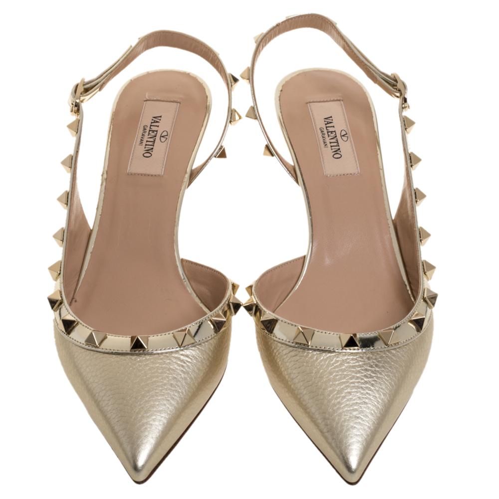 From the house of Valentino, these sandals are tastefully designed. The metallic gold sandals are crafted from leather and feature a d'Orsay silhouette. They flaunt pointed toes and slingback straps with signature Rockstuds. They come equipped with