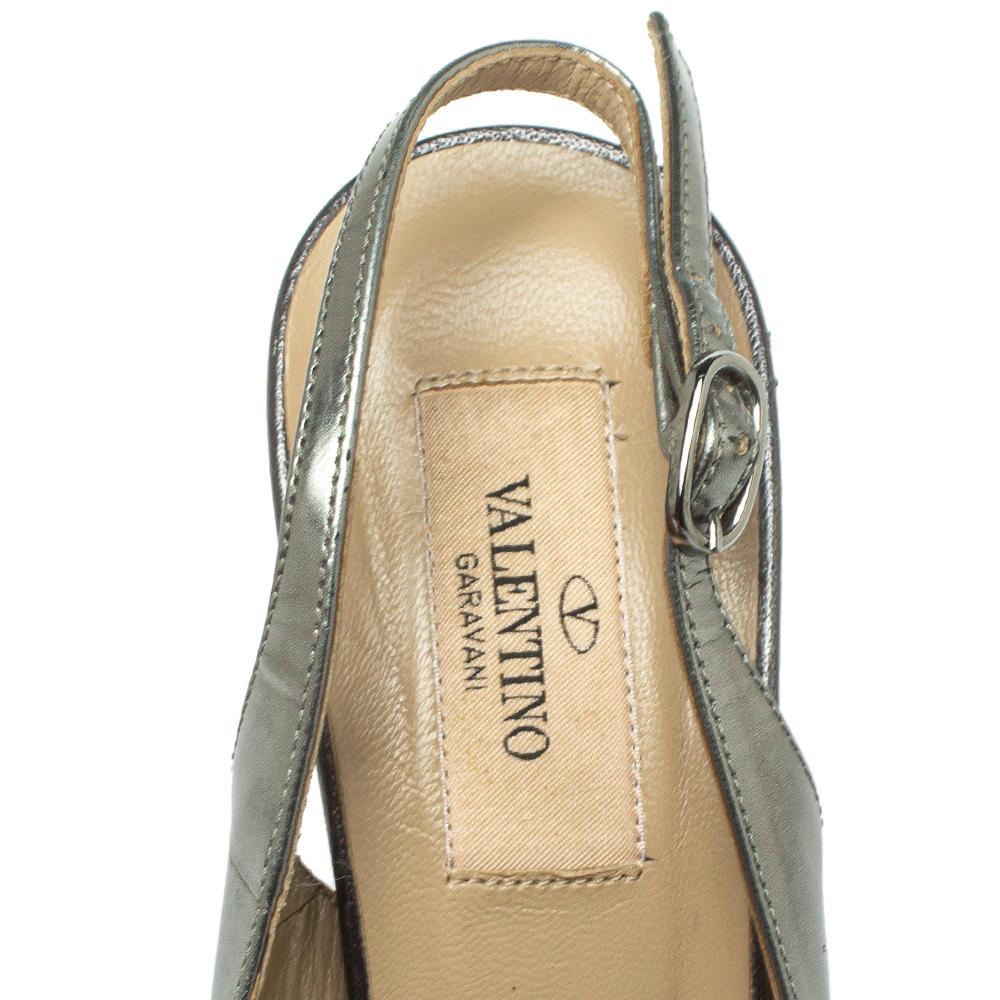 Valentino Metallic Grey Leather Bow Peep Toe Slingback Pumps Size 36 In Good Condition For Sale In Dubai, Al Qouz 2