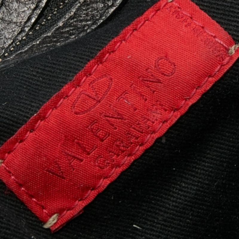 Création intemporelle de la maison Valentino, ce cabas est plein de charme. Confectionné en cuir gris métallisé, il est doté d'un extérieur plissé et d'une quincaillerie argentée. Le fourre-tout est muni de deux poignées et son intérieur bien doublé