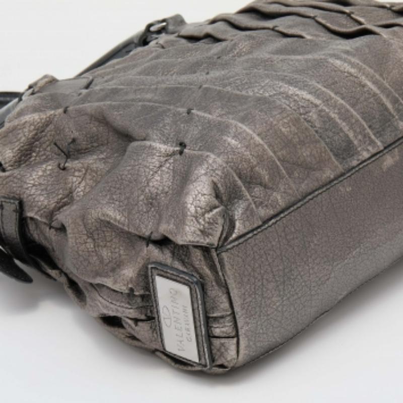 Noir Valentino Fourre-tout Shopper Maison Pintucked en cuir gris métallisé en vente