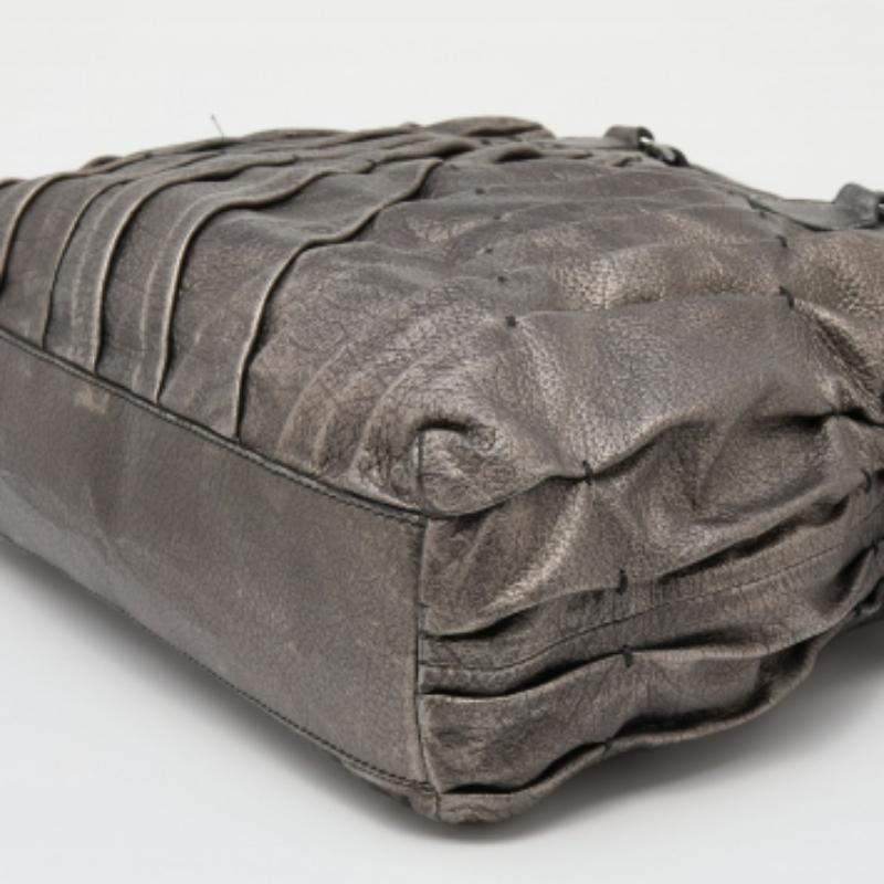 Valentino Fourre-tout Shopper Maison Pintucked en cuir gris métallisé Bon état - En vente à Dubai, Al Qouz 2